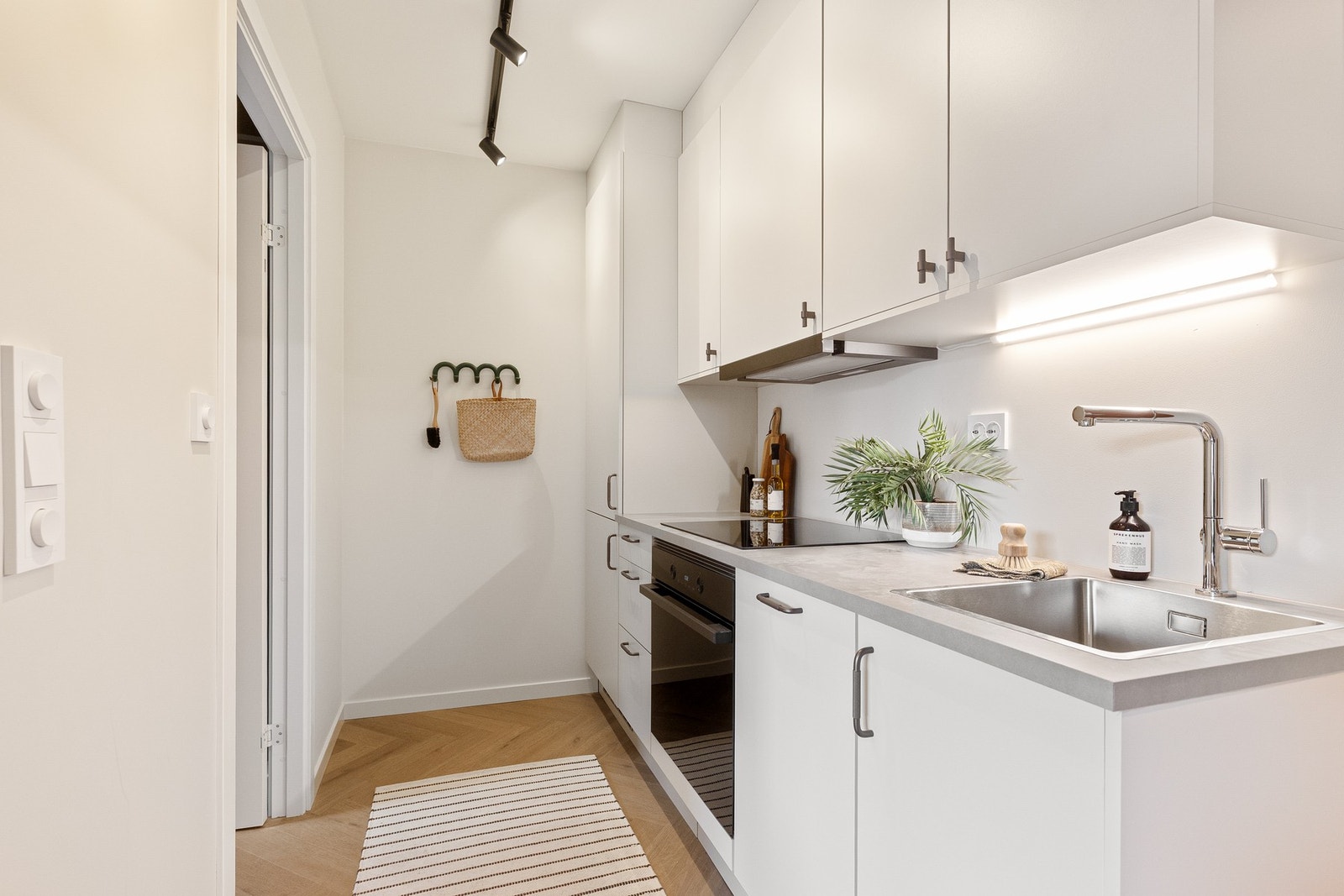 Kjøkkenet ligger i en luftig og åpen løsning mot stue, samtidig tilbaketrukket slik at kjøkkenet ikke blir for dominerende i rommet. Galleribilde