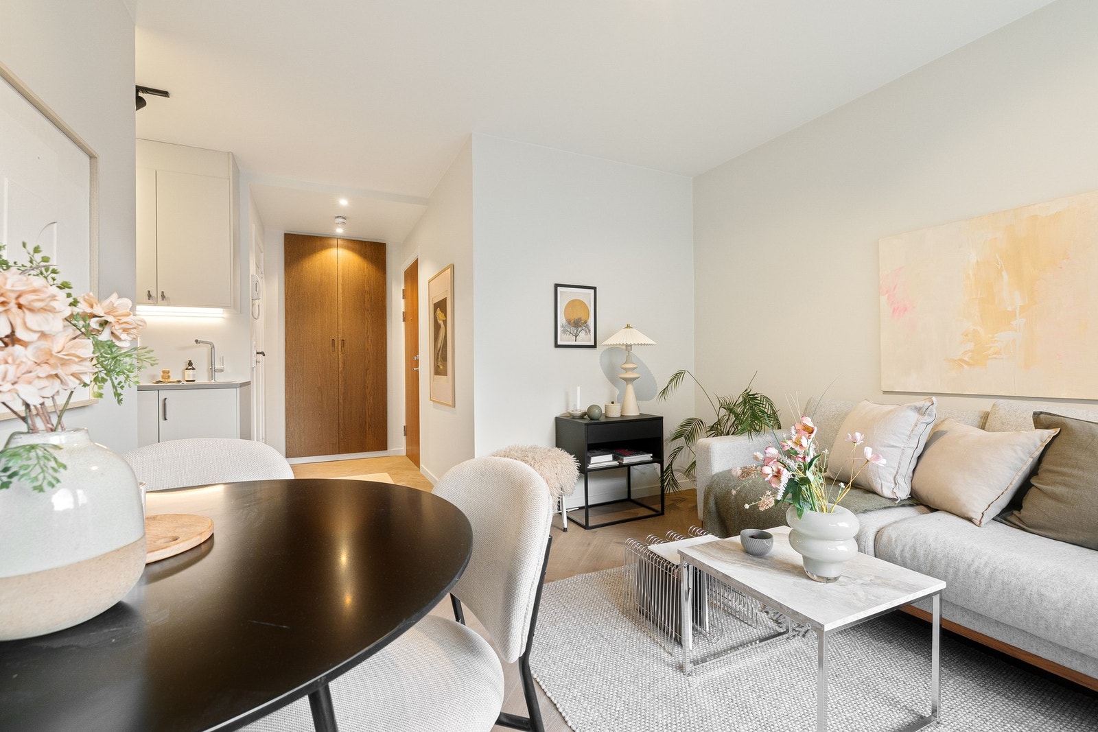 Leiligheten er omfattende renovert i 2025 med gjennomgående høy standard. Alt er nytt, fra bad og kjøkken til elektrisk anlegg og overflater. Galleribilde