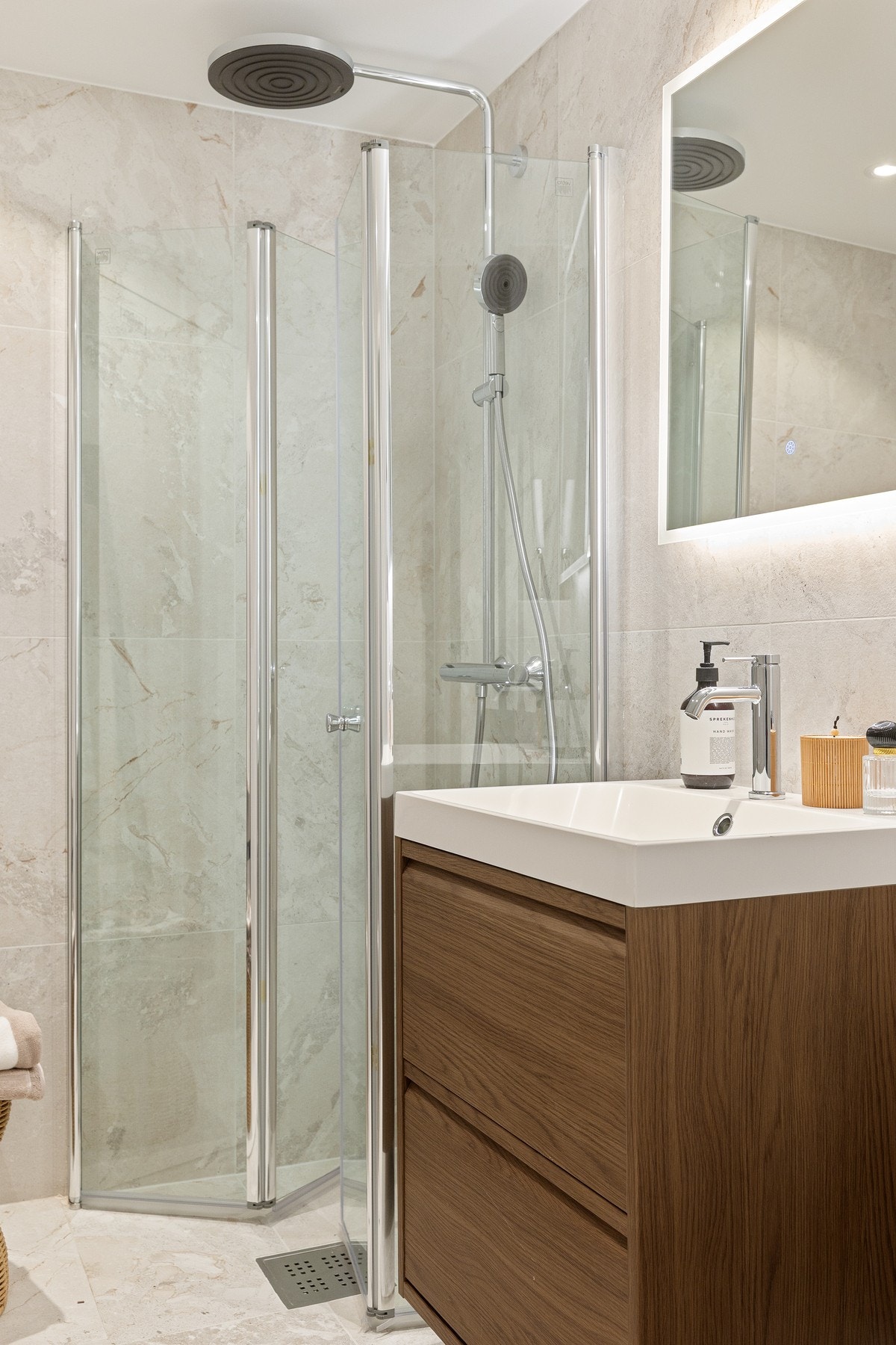 Lekre fliser og påkostet innredning i mørk eikefinér. Galleribilde