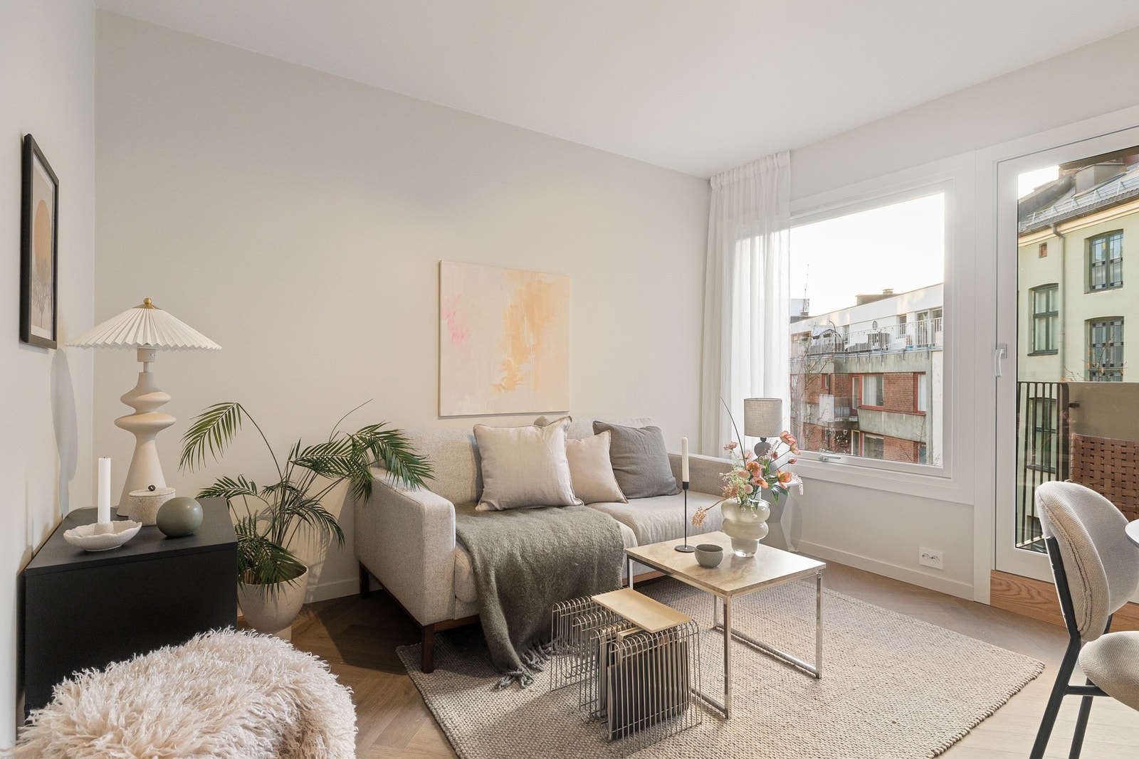 Det er lagt lekkert fiskebensgulv i alle oppholdsrom. Godt utnyttet areal med plass til både sofagruppe og spisestue. Galleribilde