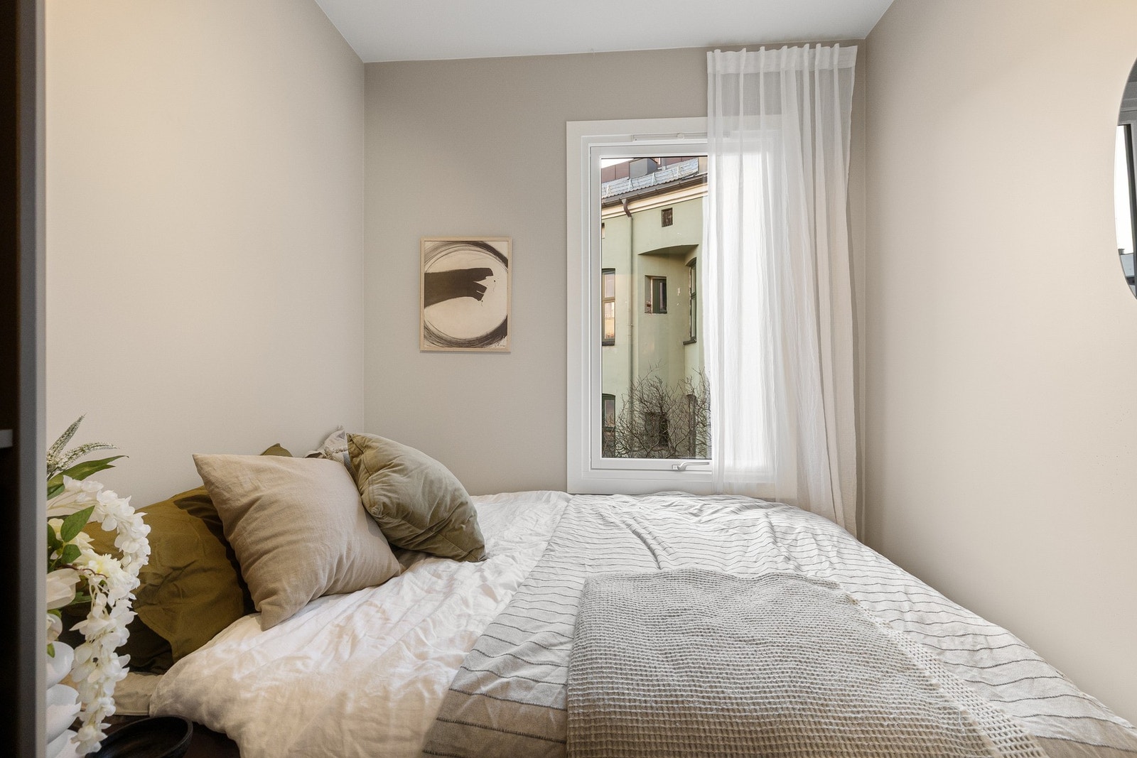 Soverommet vender mot stille og rolig gårdsrom. Nye vinduer i 2025. Galleribilde