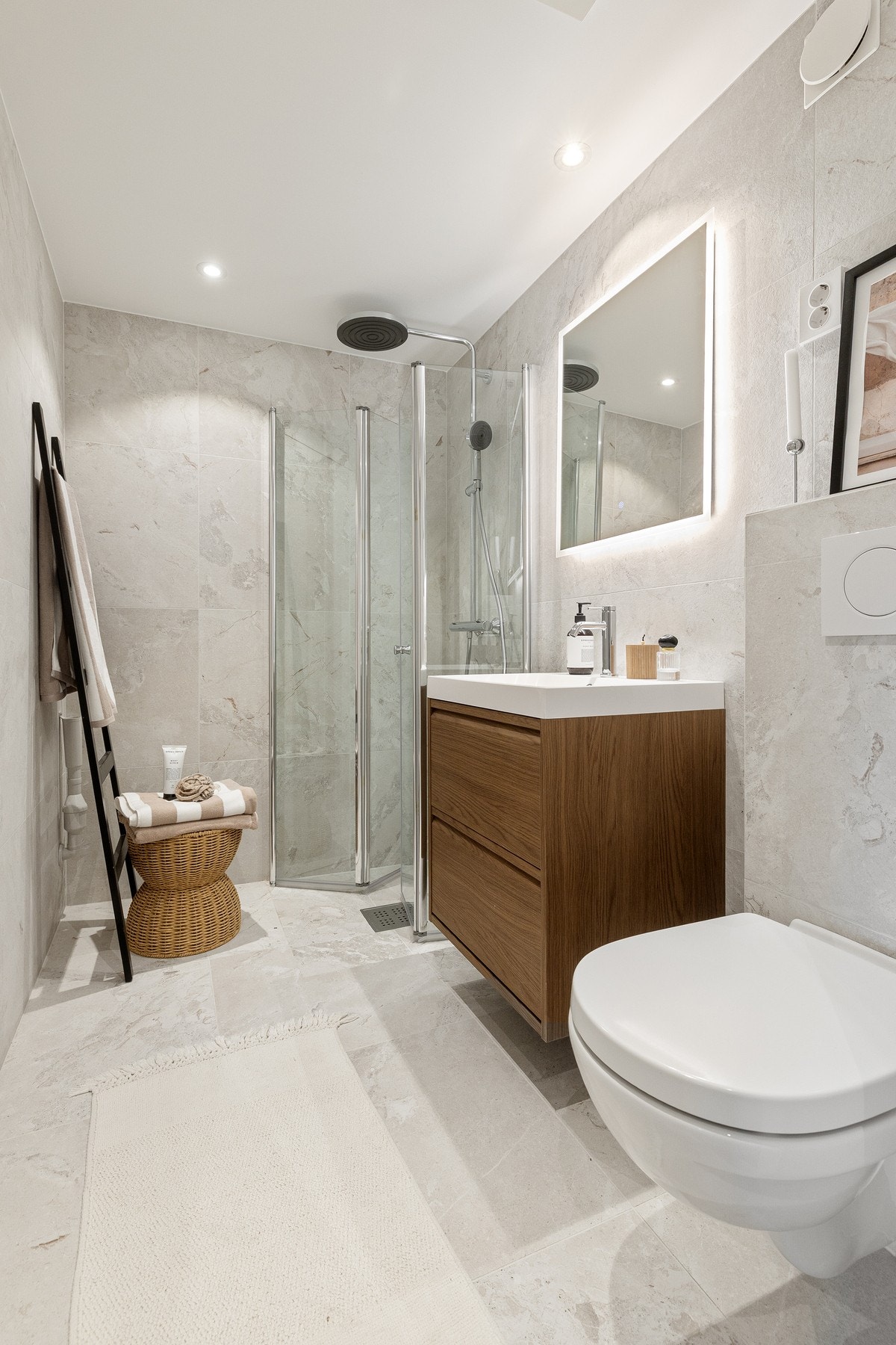 Varmekabler i gulv, opplegg for vaskemaskin og romslig dusjhjørne med både waterfall- og hånddusj. Galleribilde