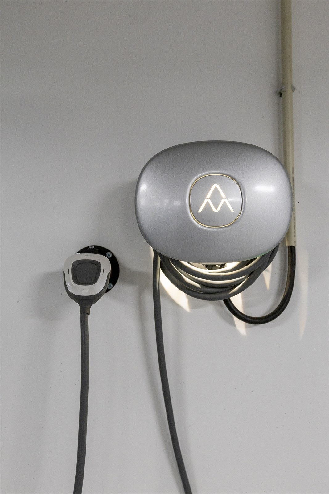 Det er installert elbil-lader på garasjeplassen. Galleribilde