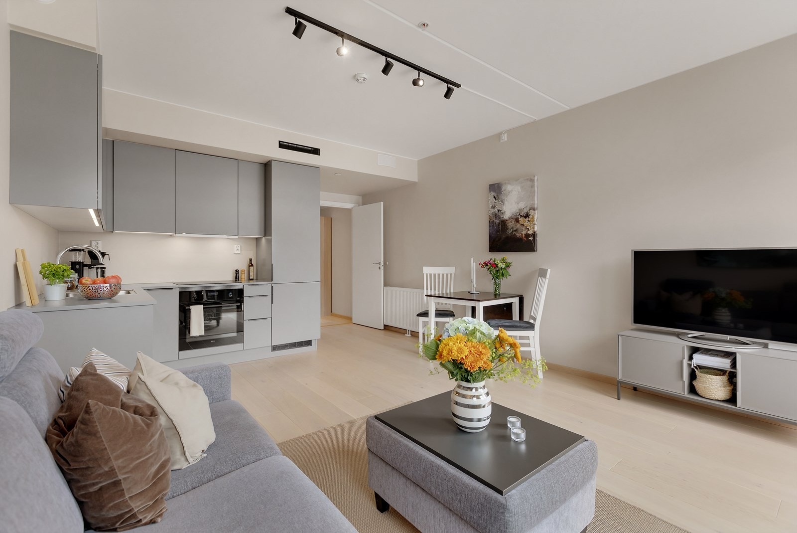 De store vindusflatene gir rikelig med naturlig lys og skaper en luftig atmosfære. Galleribilde