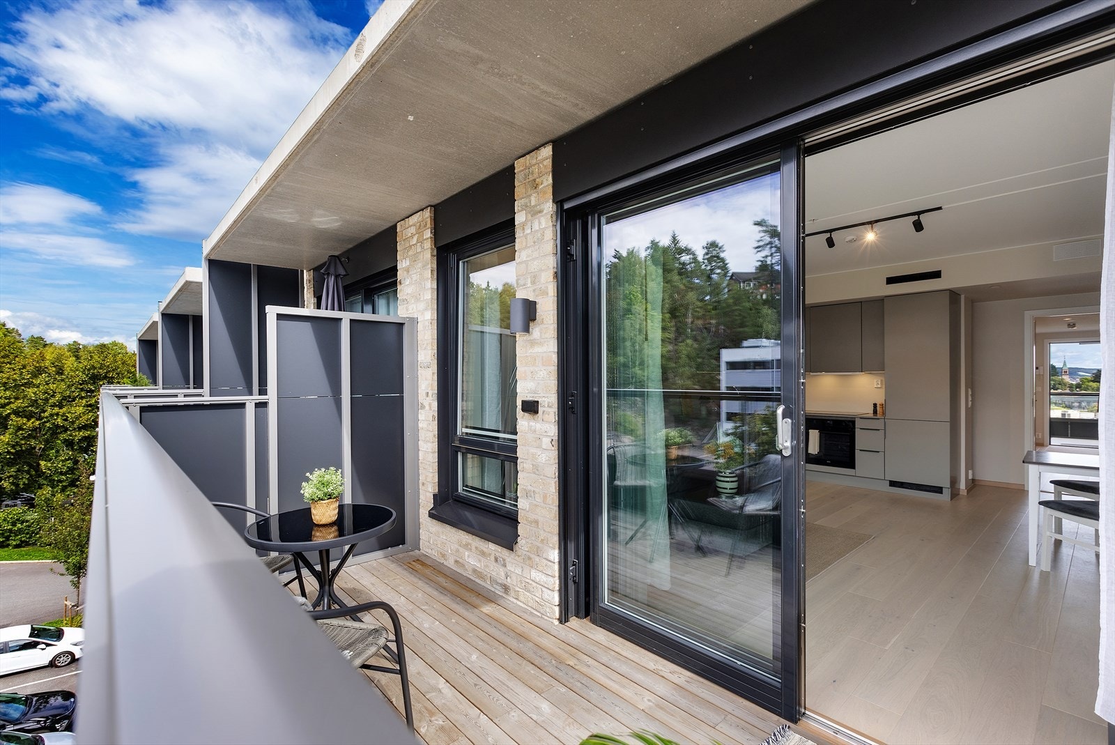 Fra stuen er det utgang til leilighetens store og solrike balkong. Galleribilde