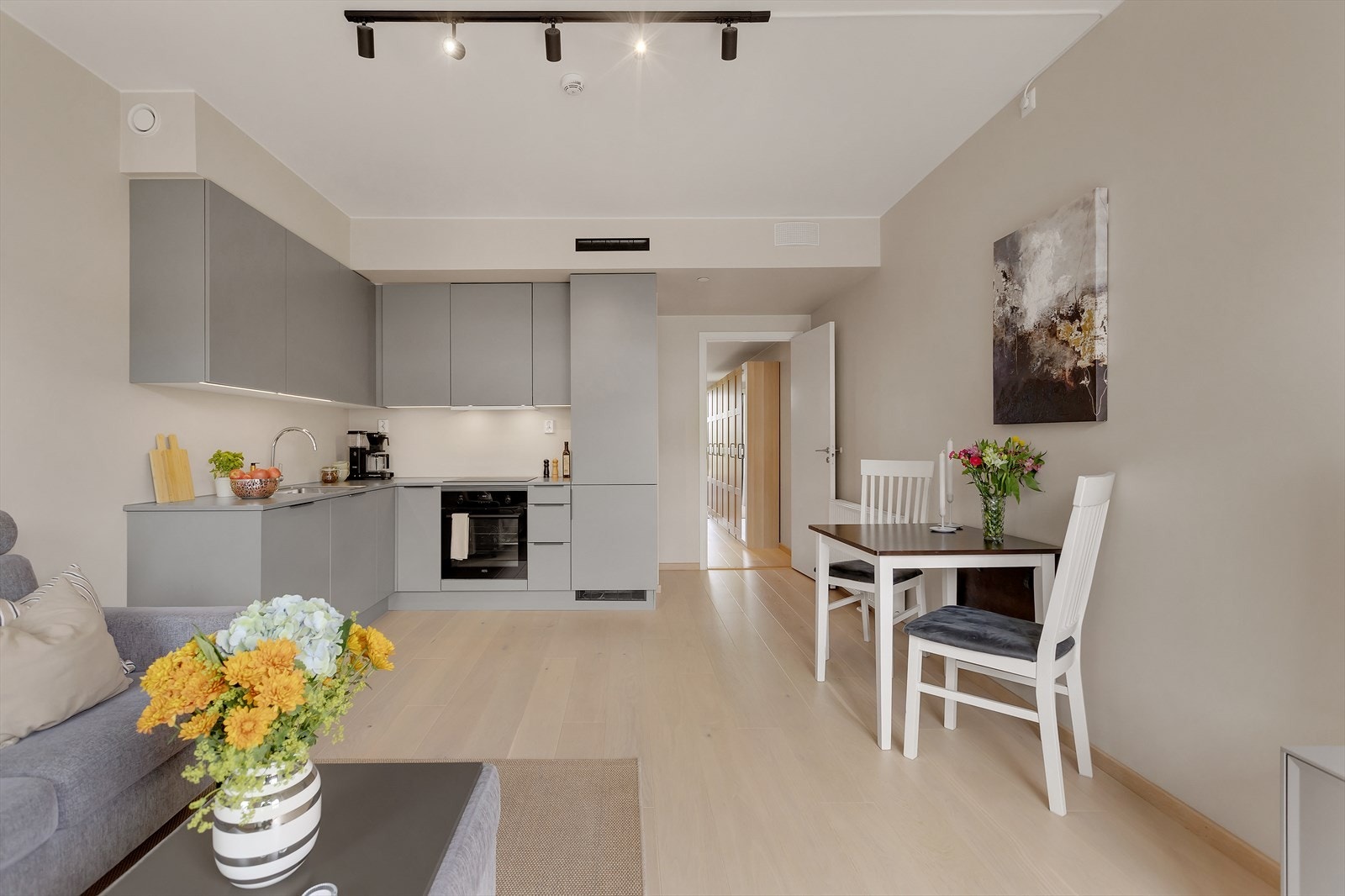 Leiligheten har et strøkent og moderne kjøkken med integrerte hvitevarer og god skapplass. Kjøkkenet er fra HTH med oppgraderte hvitevarer. Galleribilde