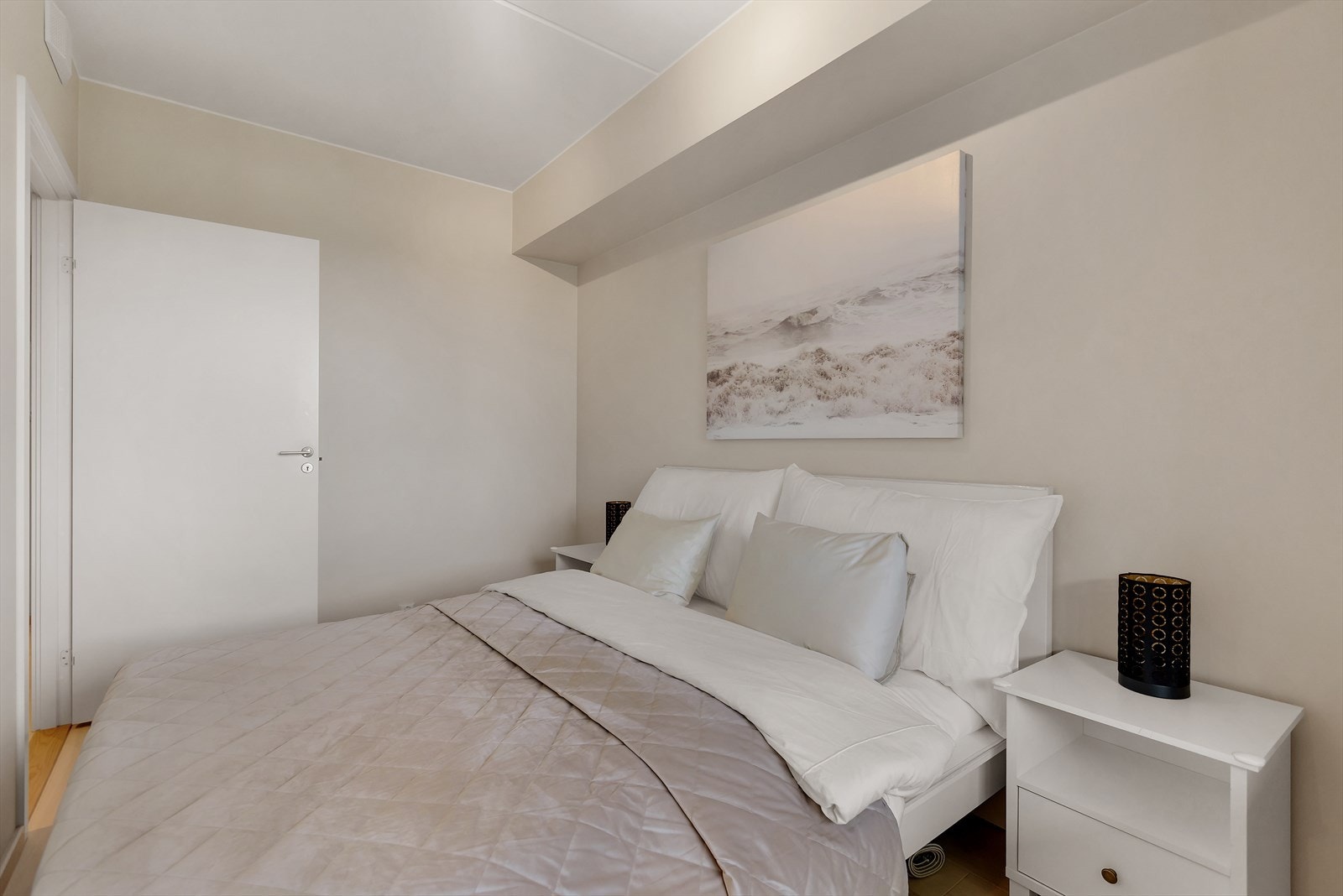 Vinduet slipper inn rikelig med naturlig lys, noe som gir et lunt soverom. Galleribilde