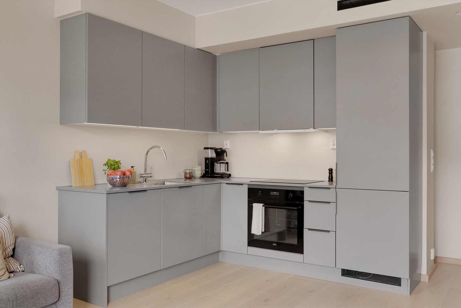 Innredningen har glatte, matte fronter, benkeplate i laminat, lys under skap og ventilator. Galleribilde