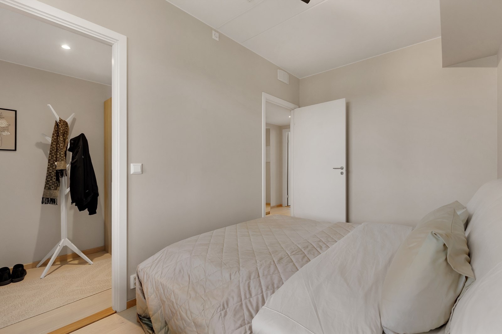 Det er god plass til et stort garderobeskap dersom man trenger det. Galleribilde