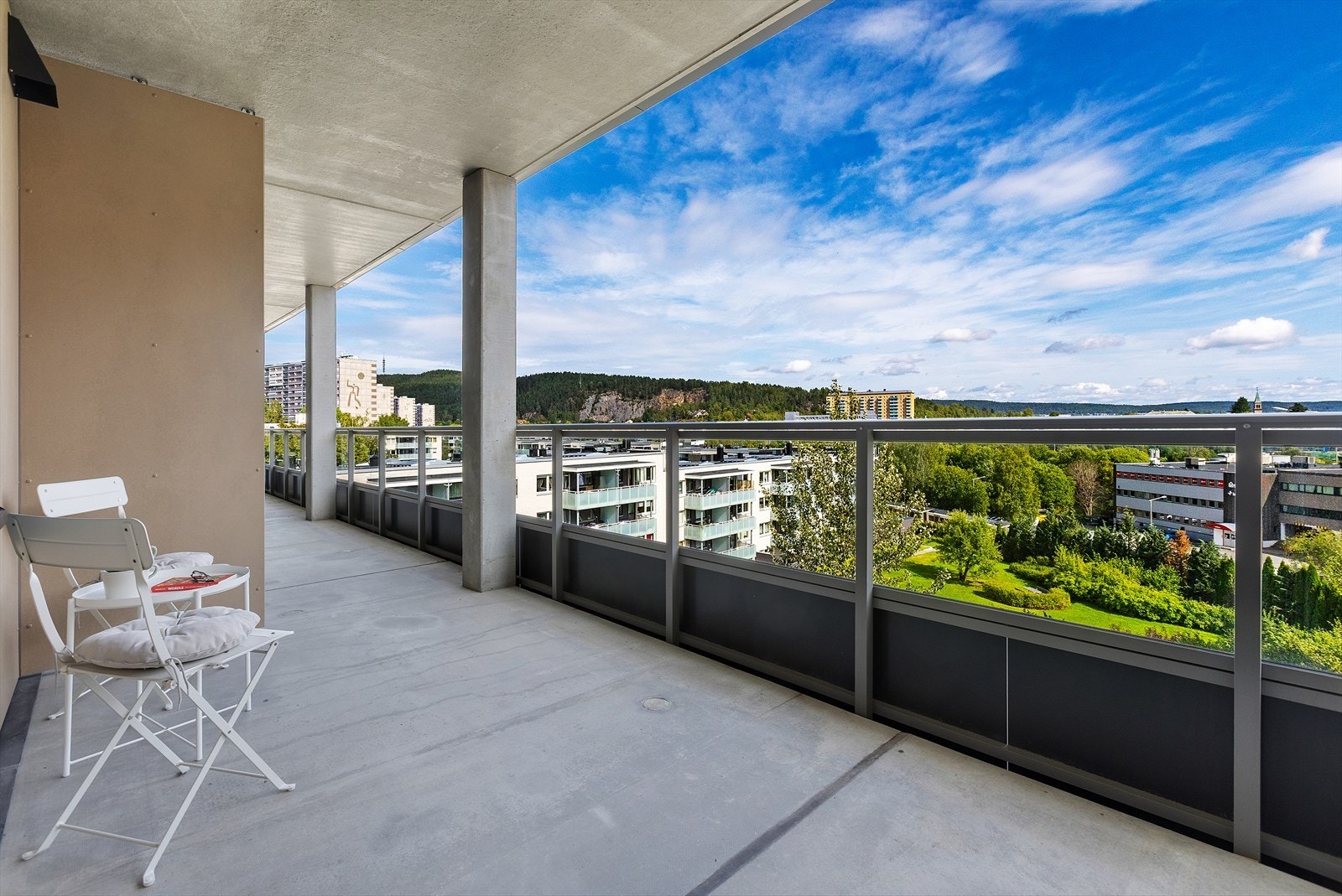 Hyggelig entré med overbygg og plass til en liten sittegruppe. Galleribilde