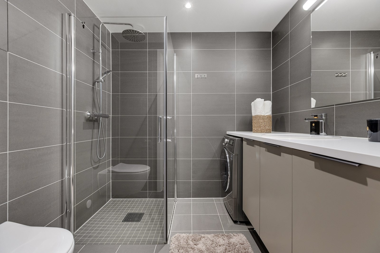 Lekkert helfliset baderom med downlights og behagelig gulvvarme. Galleribilde