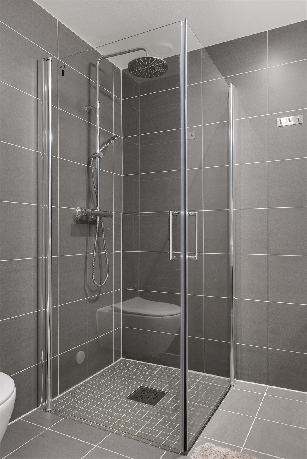 Stort dusjhjørne med regnfallsdusj. Galleribilde