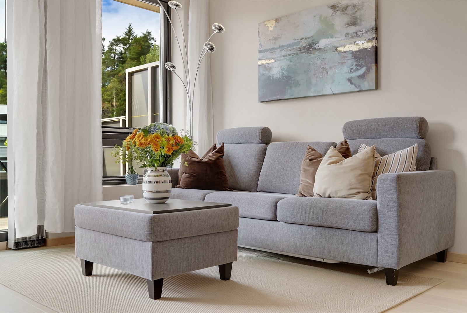 I stuen kan det enkelt innredes med en koselig sofagruppe og tilhørende TV-møblement. Galleribilde