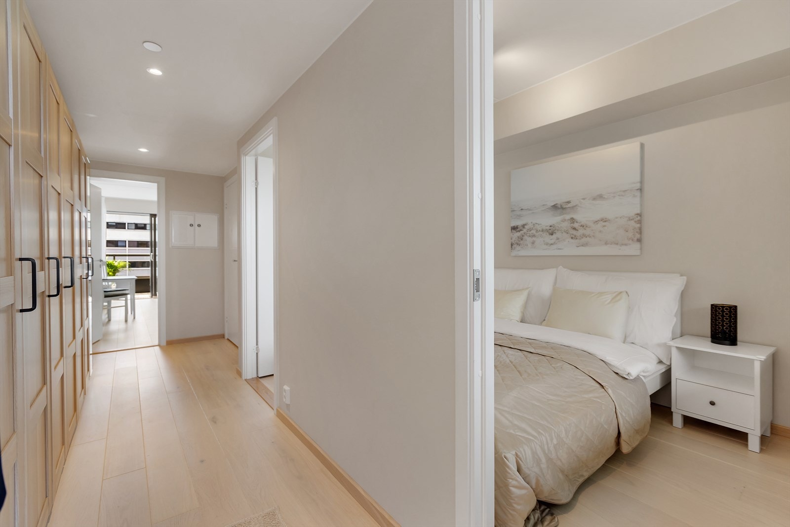 Gangen er romslig og åpen, med en stor og praktisk garderobeløsning. Galleribilde