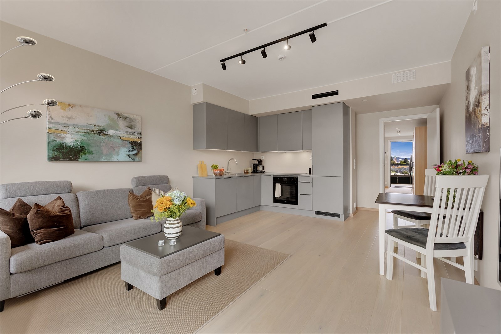 Lys og romslig stue i åpen løsning mot kjøkkenet - perfekt sosial løsning for både hverdag og sammenkomster. Galleribilde