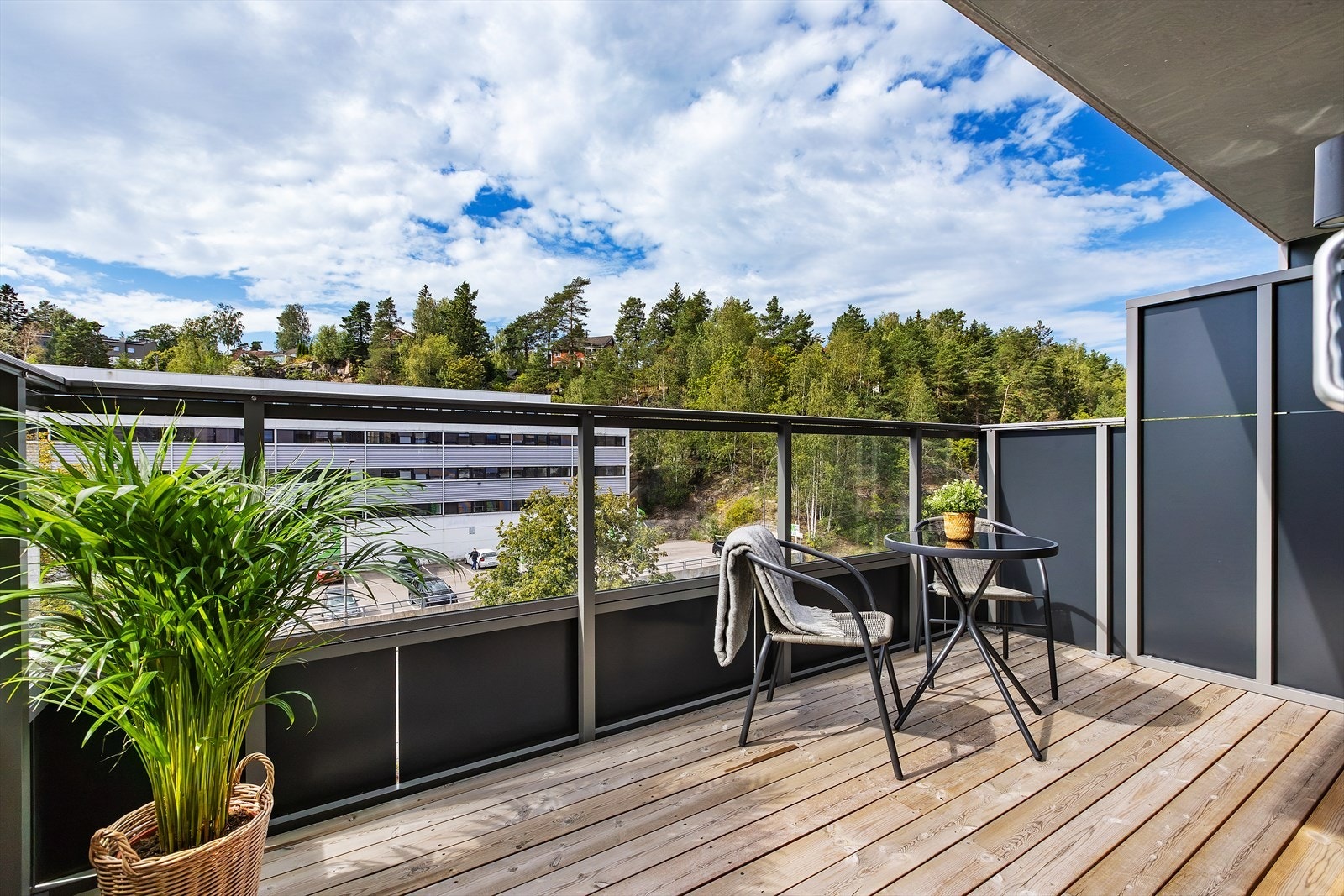 Her får du en vestvendt balkong med gode solforhold og usjenert utsyn. Galleribilde