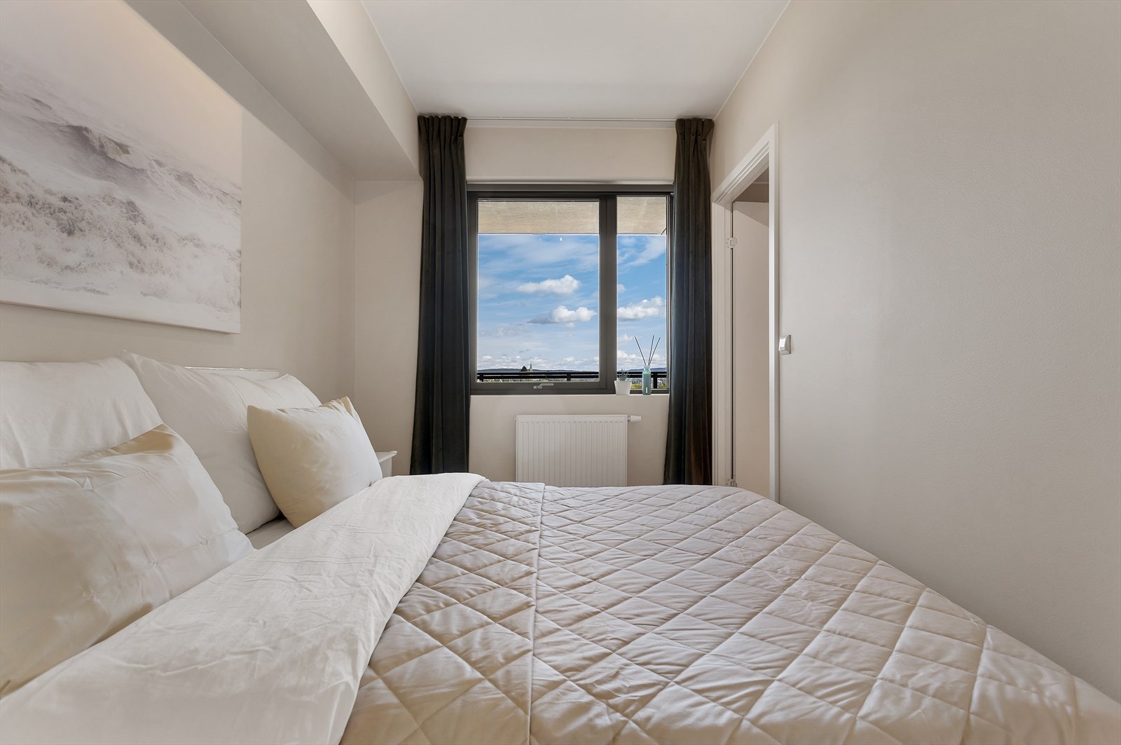 Soverommet er romslig og enkelt å møblere med dobbeltseng og øvrig innredning. Galleribilde