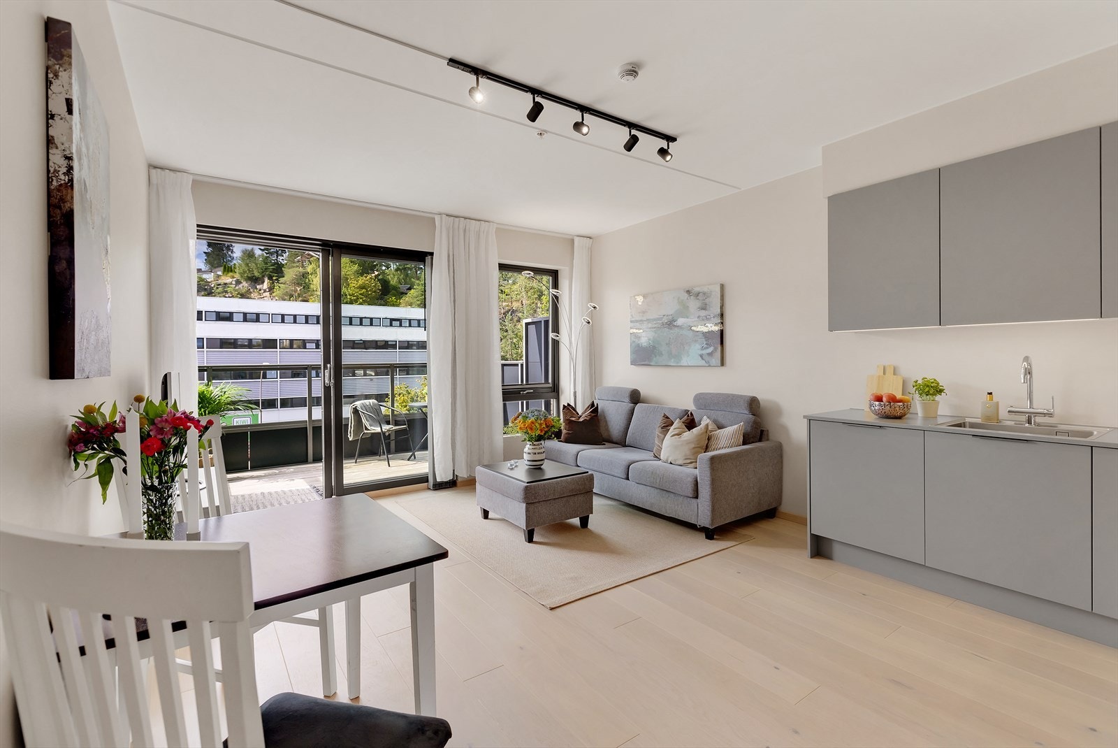 Dette er en pen og moderne leilighet fra 2023 med god standard og gjennomtenkte løsninger. Galleribilde