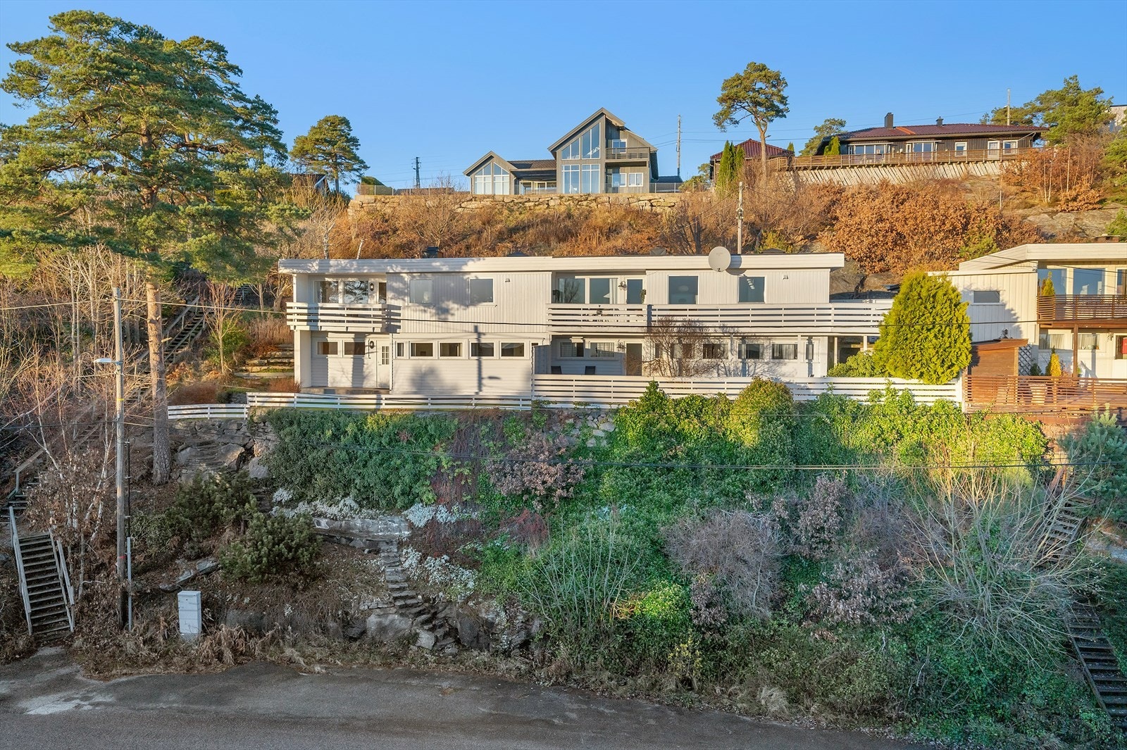 Innholdsrik tomannsbolig som går over to etasjer med nydelig sjøutsikt Galleribilde