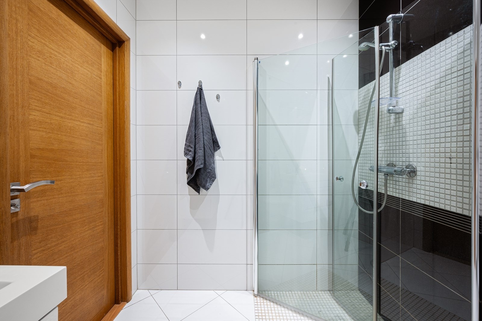 Vann- og avløpsrør er av plast og det er montert rør i rør system. Galleribilde