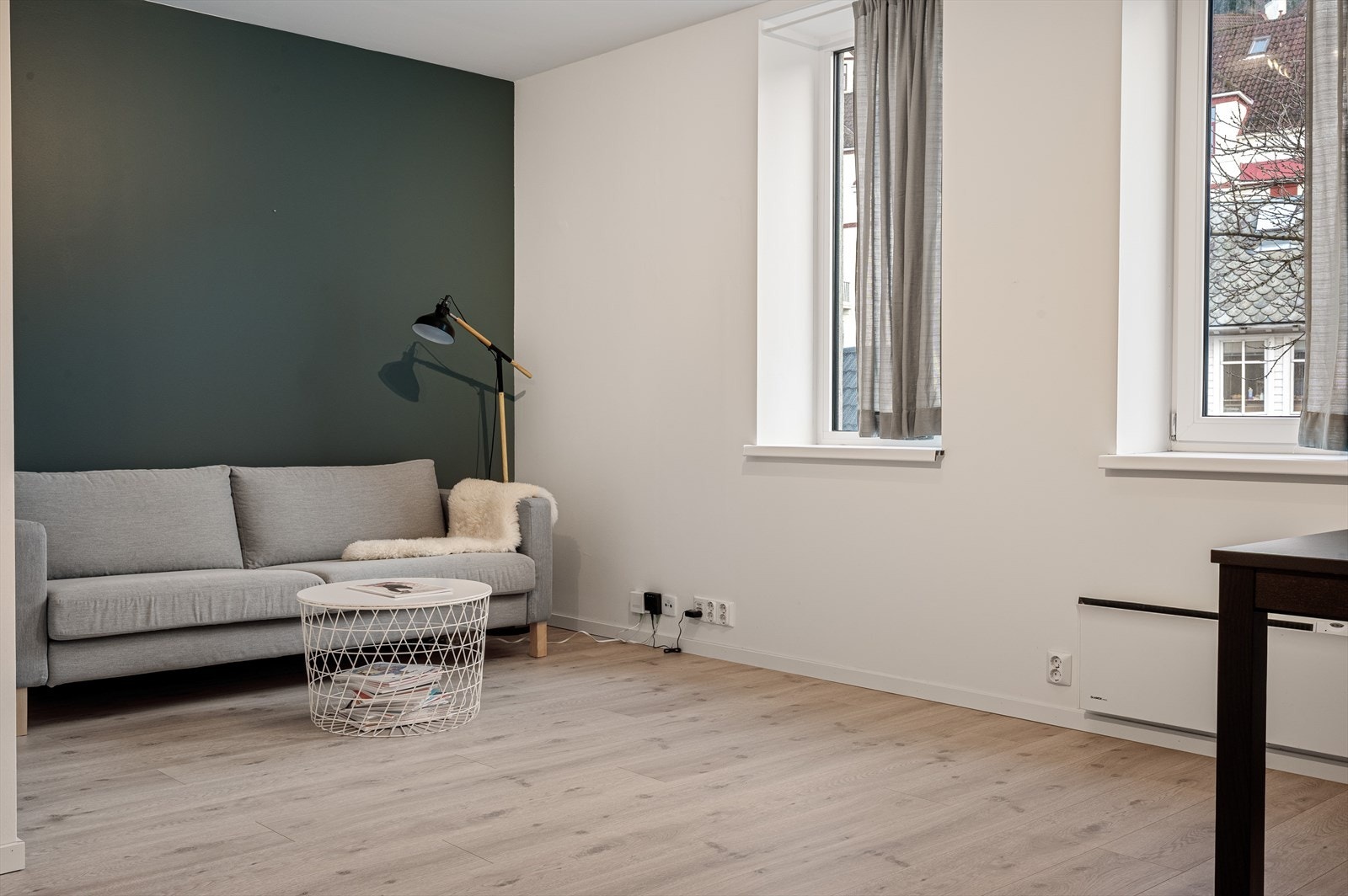 Stuen har flere vinduer som gir rikelig med naturlig lysinnslipp i leiligheten. Galleribilde