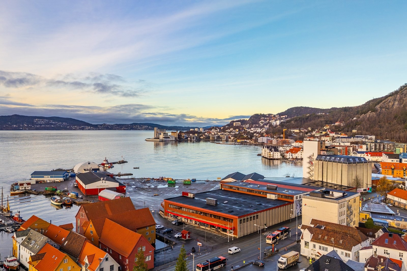 Dette er en beliggenhet som kombinerer det beste av sentral bynær bosetting med rike muligheter for friluftsliv, trening og et aktivt hverdagsliv - et svært attraktivt valg i et av Bergens mest populære boligområder. Galleribilde