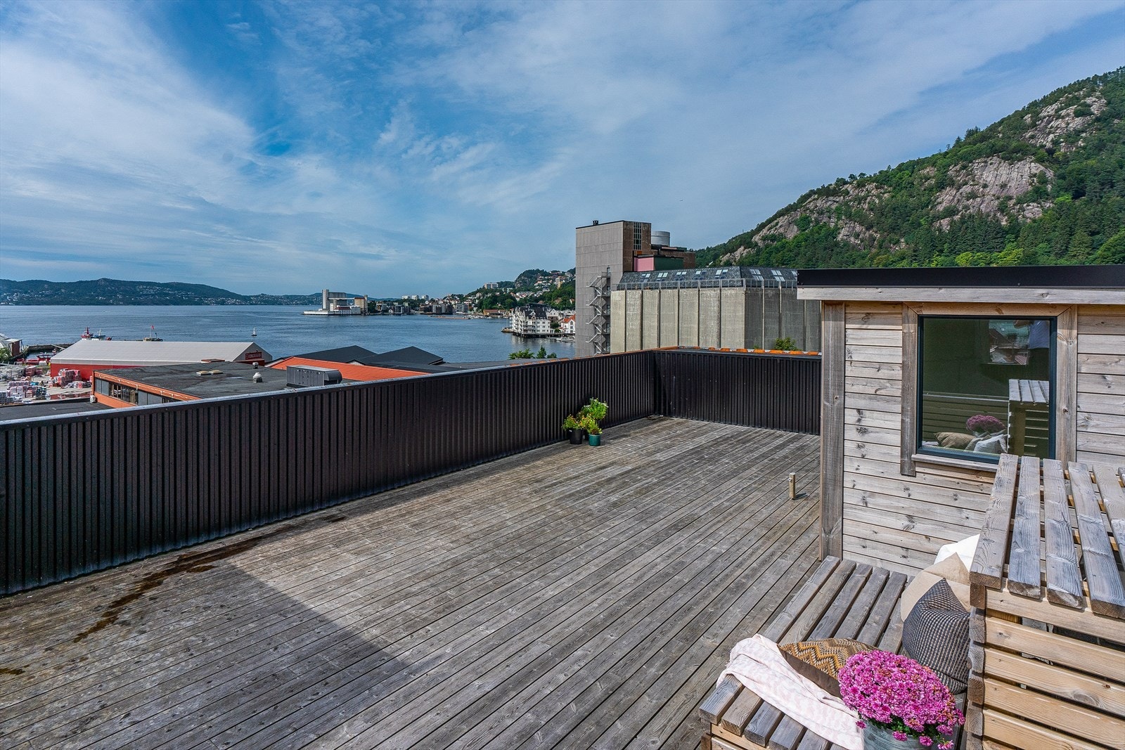 Stor og solrik felles takterrasse. Galleribilde