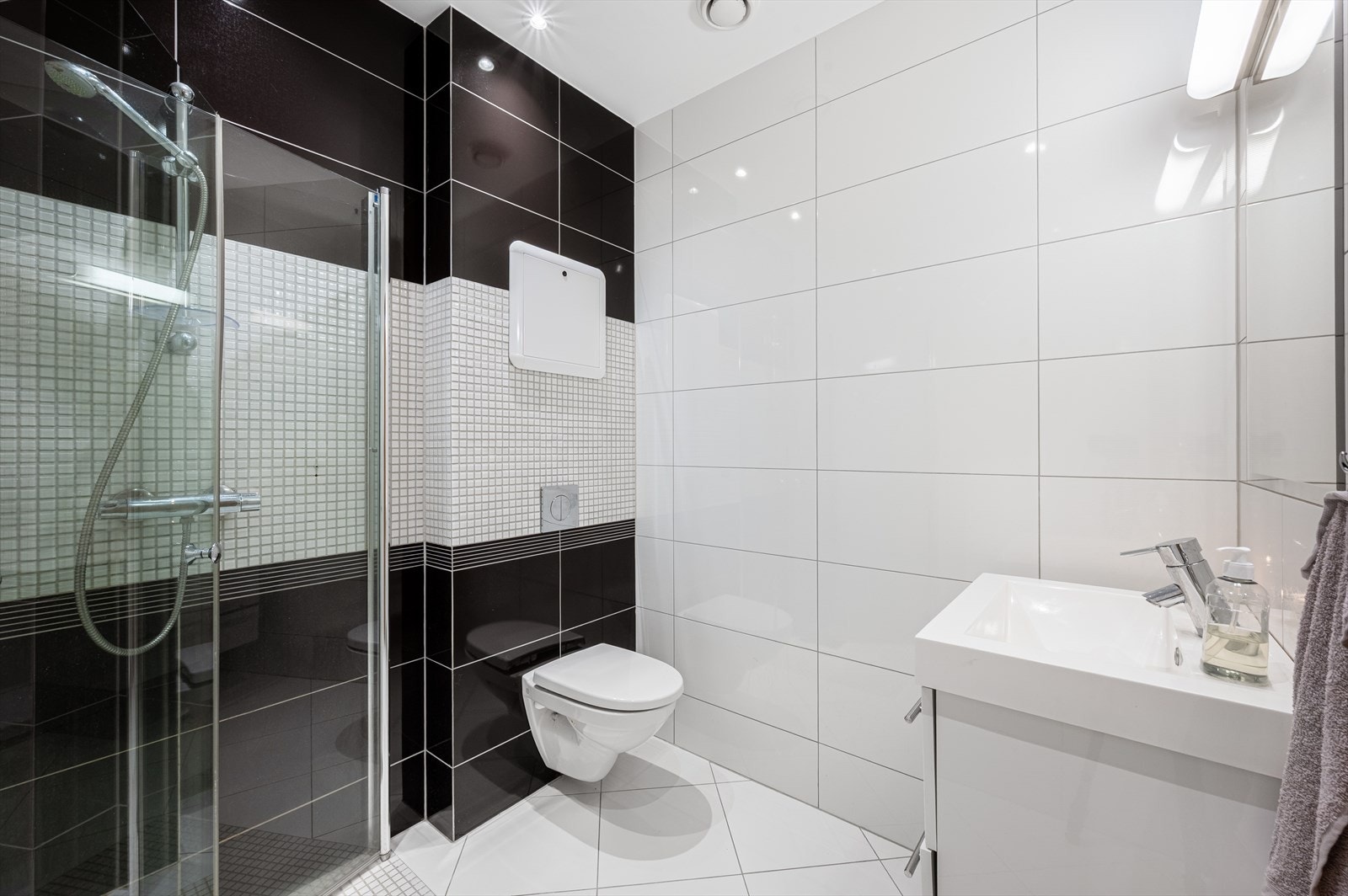 Lekkert helfliset bad med varmekabler i gulv. Galleribilde