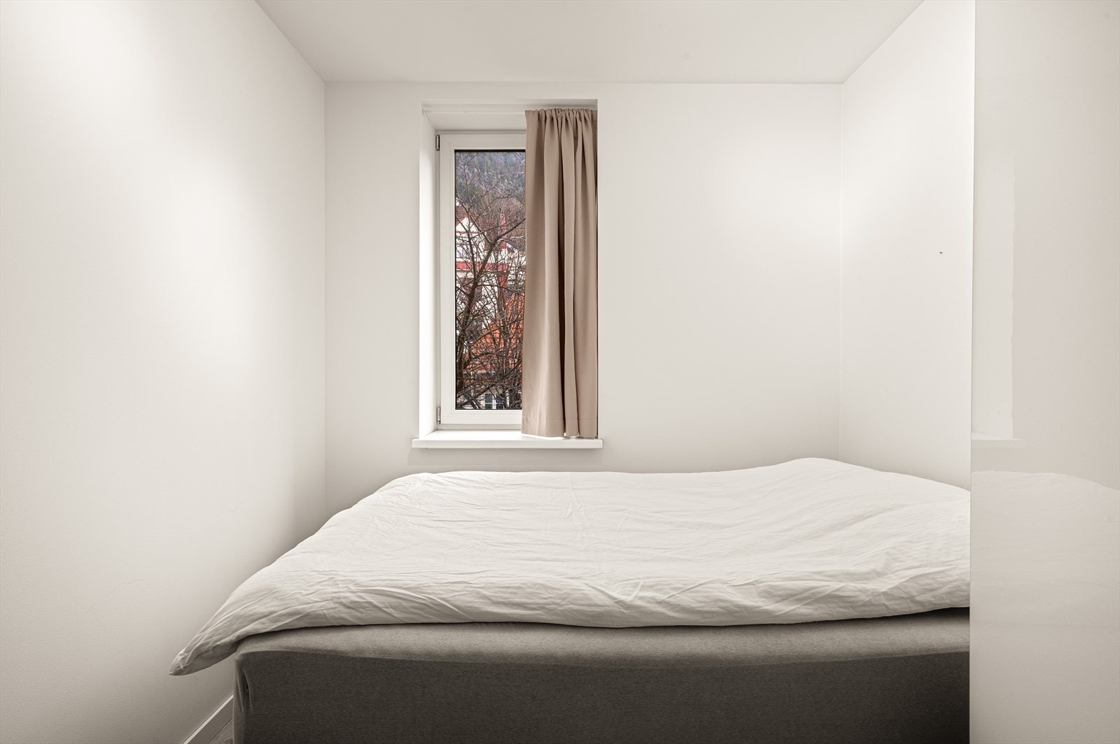 Soverommet er innredet med garderobeskap og det er god plass til å innrede med dobbeltseng. Galleribilde