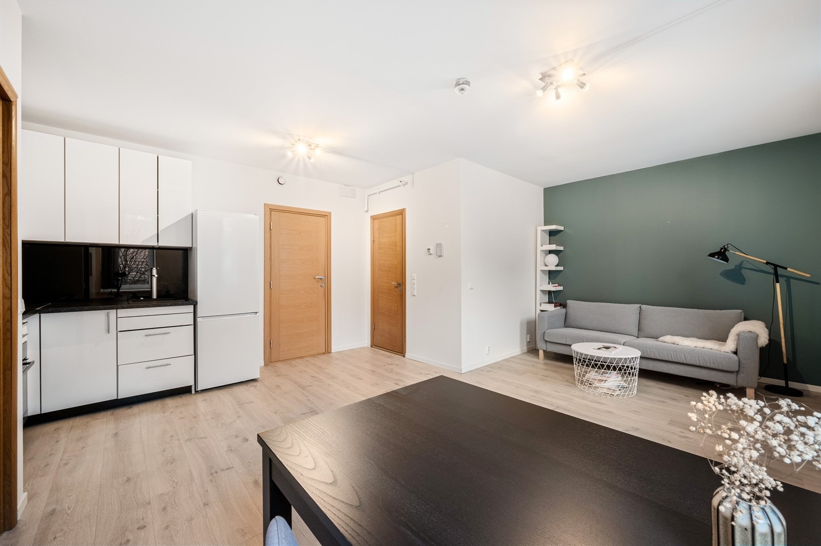 Kontrastvegg som gir en fin kontrast til de lysmalte overflatene. Galleribilde