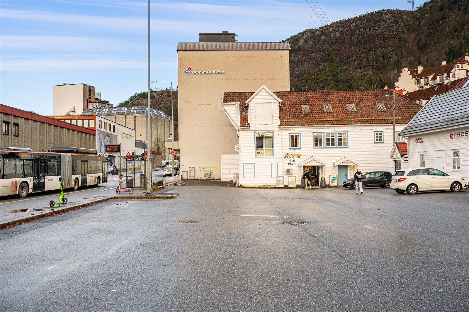 I umiddelbar nærhet finner du Sandvikstorget med Joker dagligvarebutikk, sykkelsti og busstopp med hyppige avganger mot Bergen sentrum, Åsane og øvrige bydeler. Galleribilde