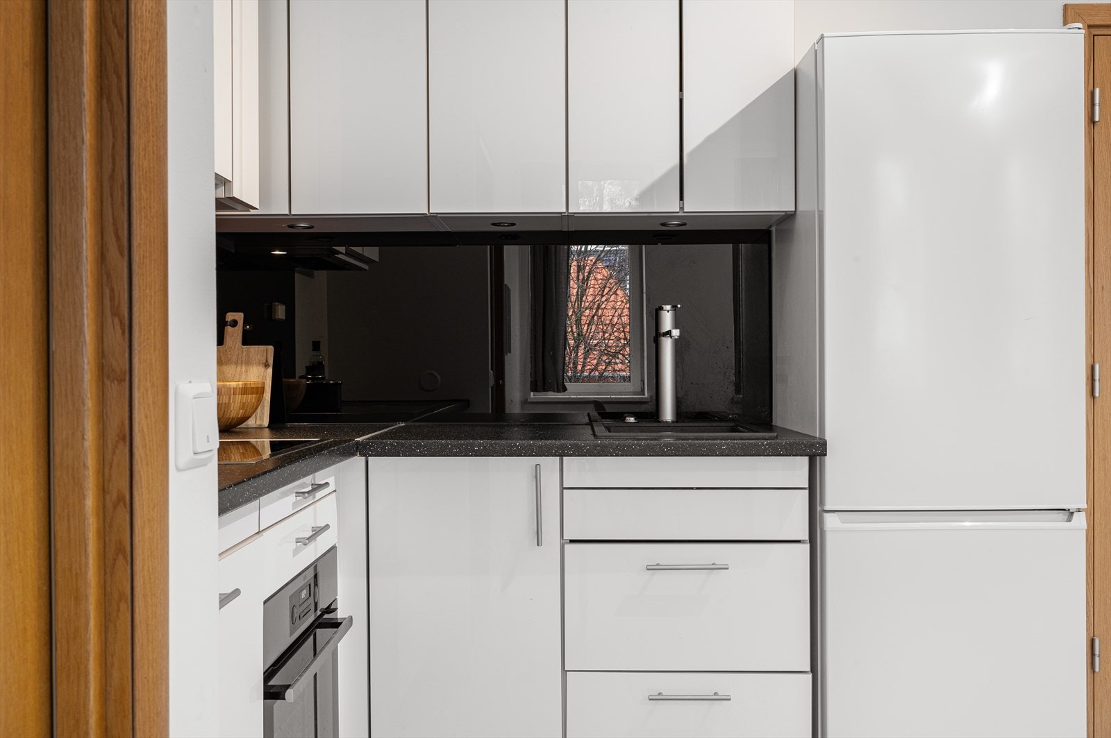 Kjøkkenet er innredet med stekeovn, platetopp, oppvaskmaskin og frittstående kjøleskap. Galleribilde