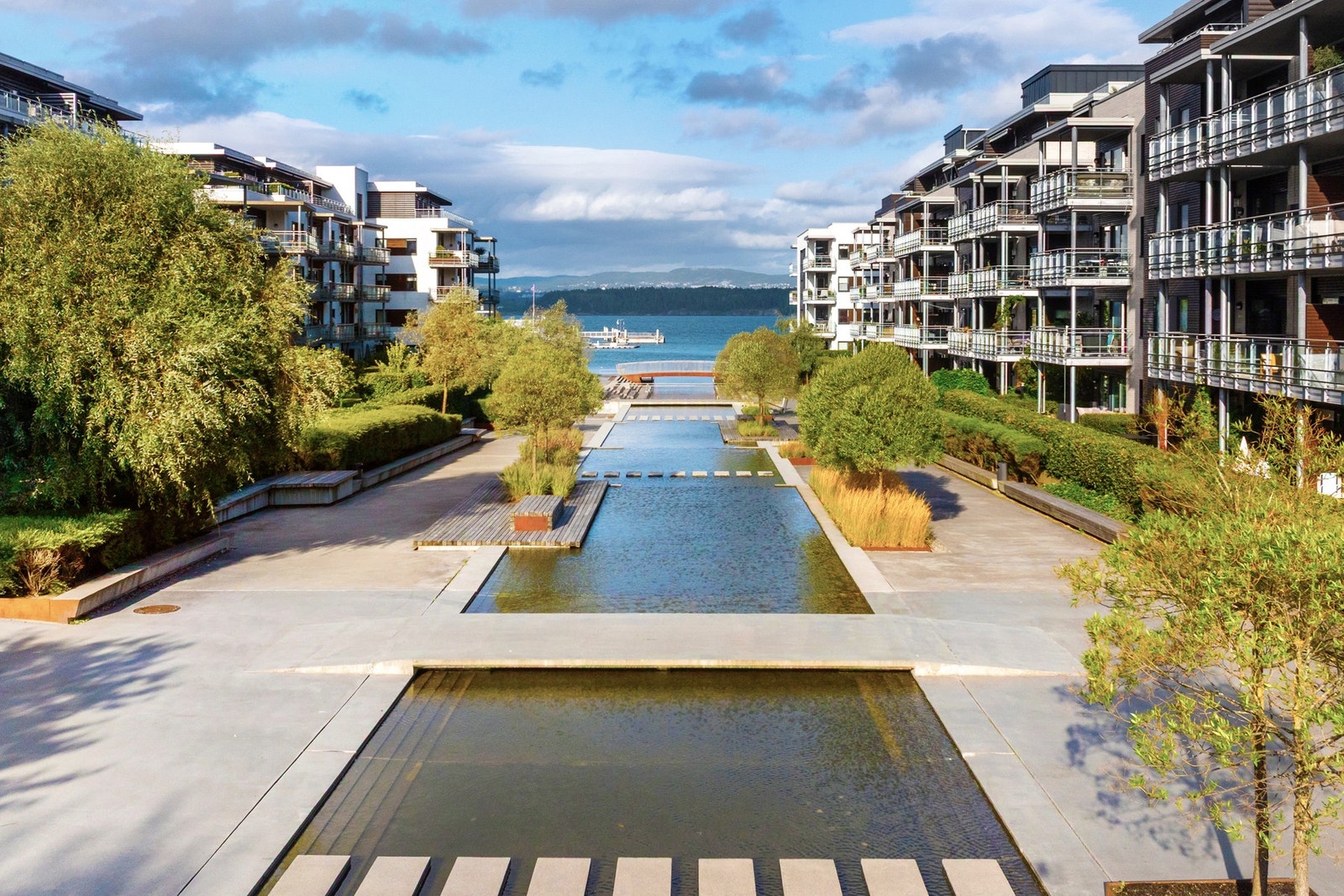 Rolfsbukta er kjent for sitt nydelige vannspeil Galleribilde