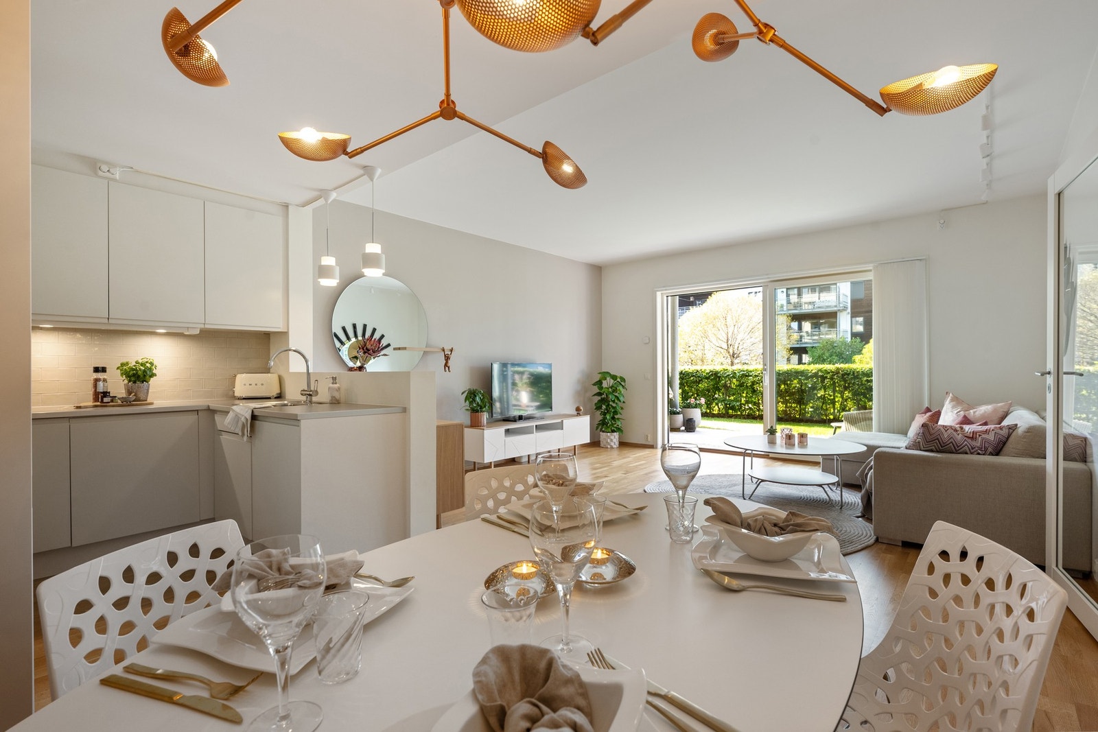 Oppholdsrommet består av stue og kjøkken i en åpen planløsning Galleribilde