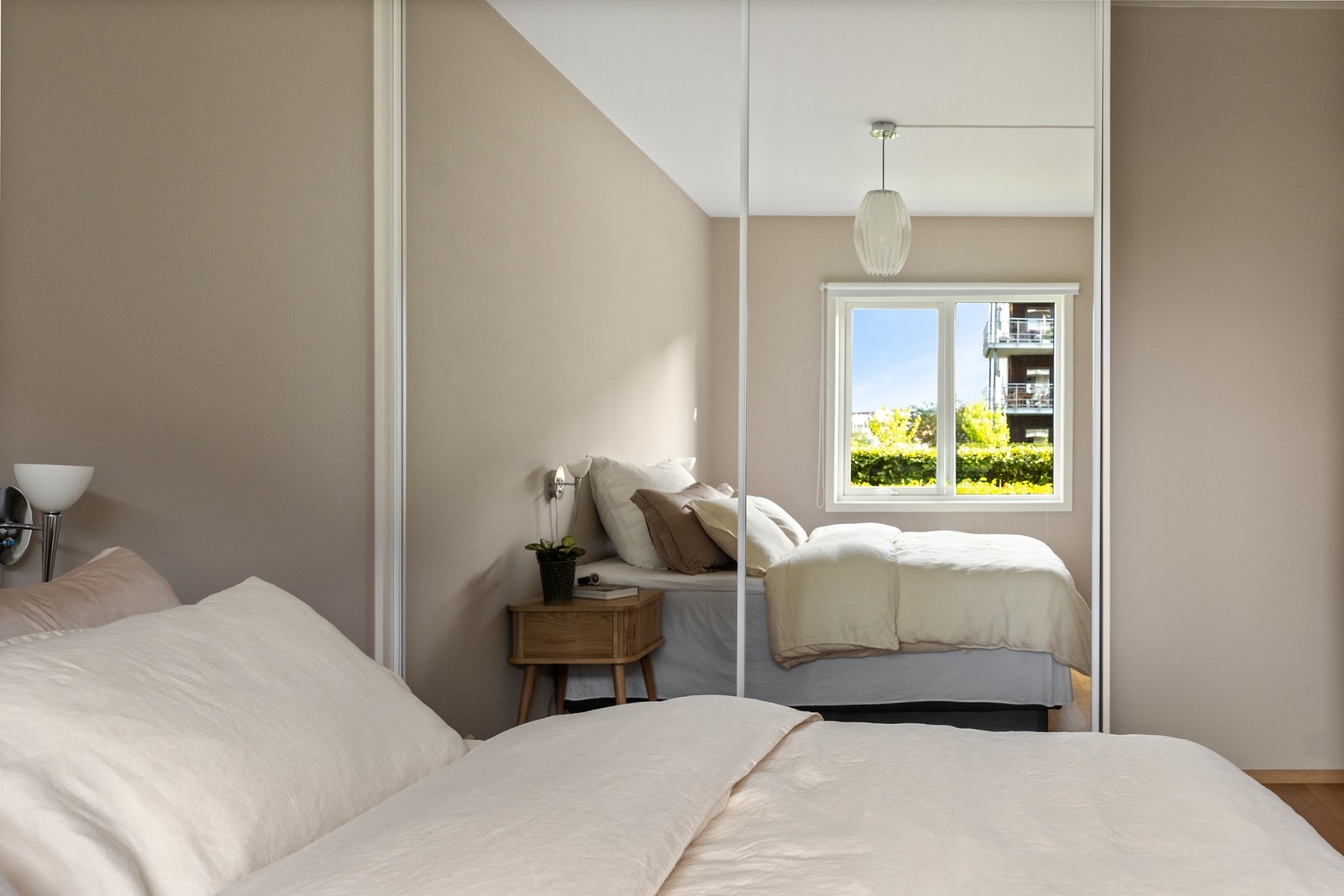 Soverom 1 med romslig skyvedørsgarderobe Galleribilde