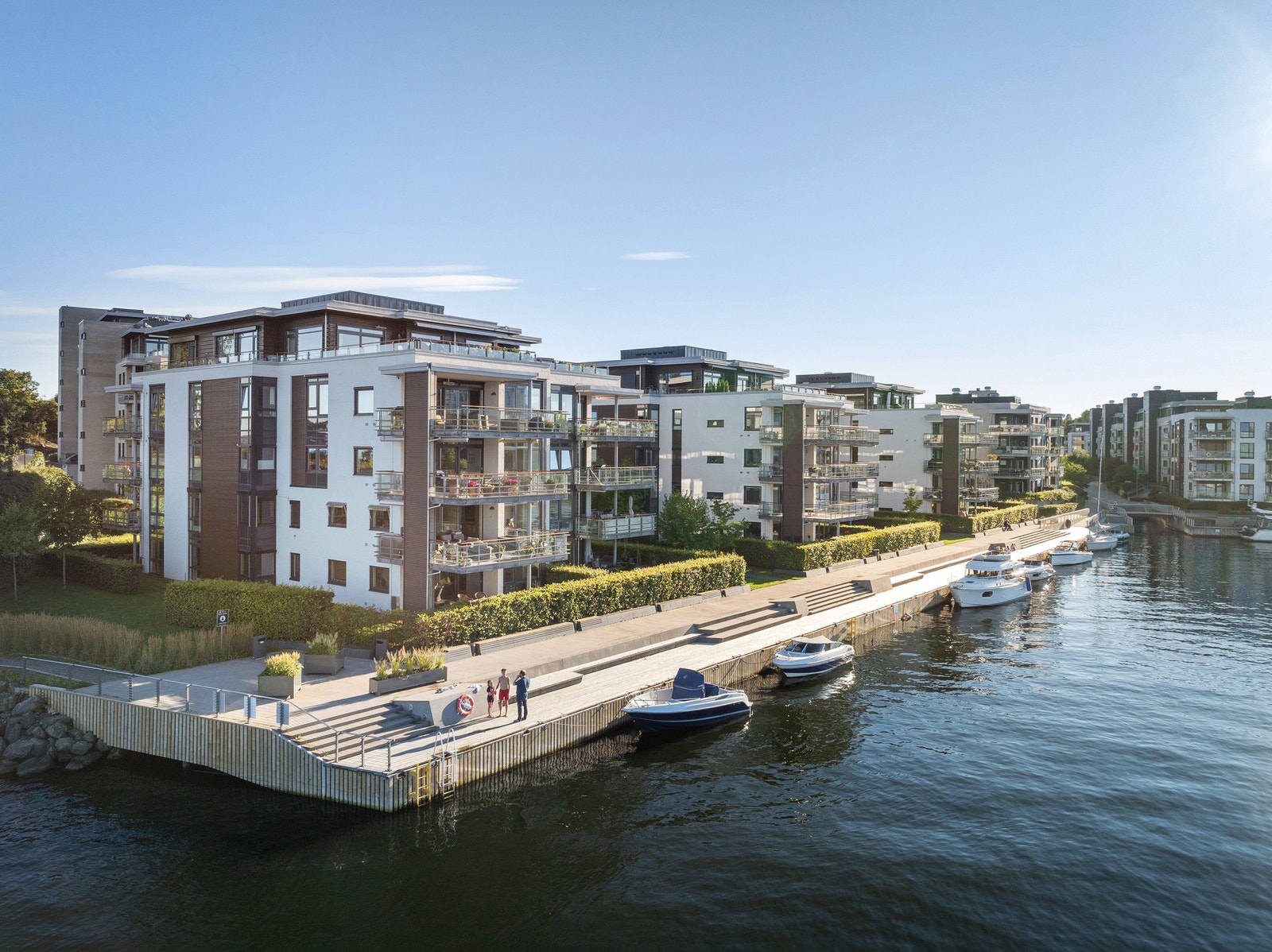 Bryggen i Rolfsbukta, rett nedenfor leiligheten Galleribilde