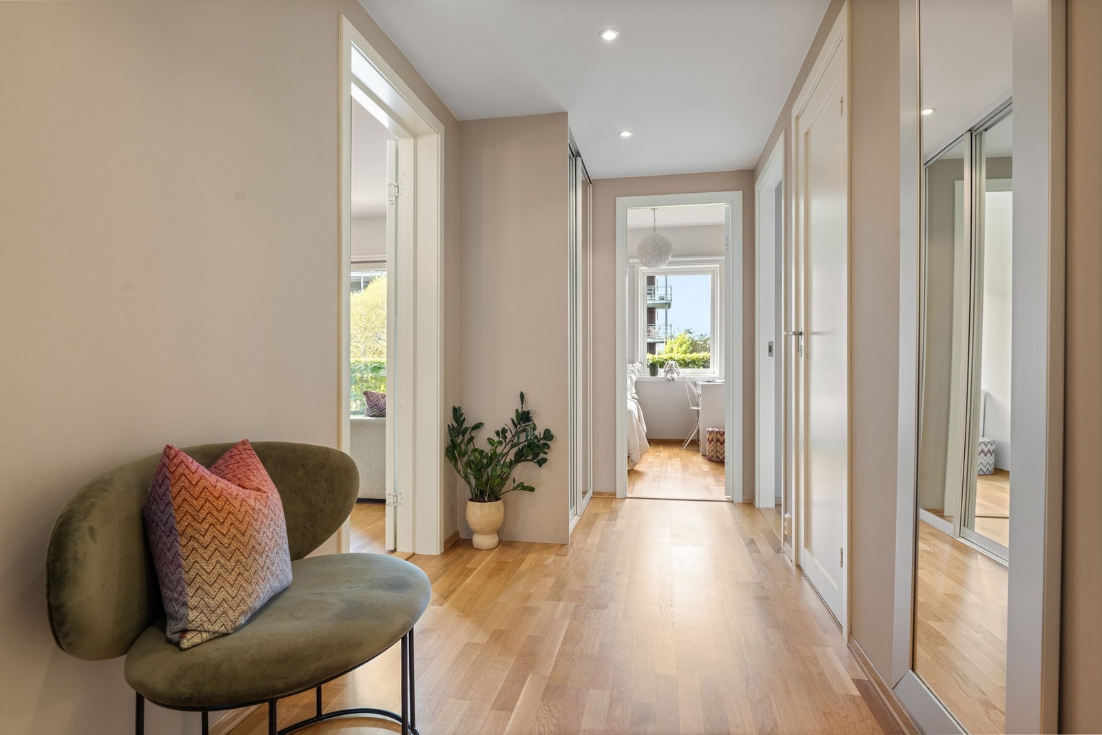 Plassbygd skyvedørsgarderobe i entreen Galleribilde