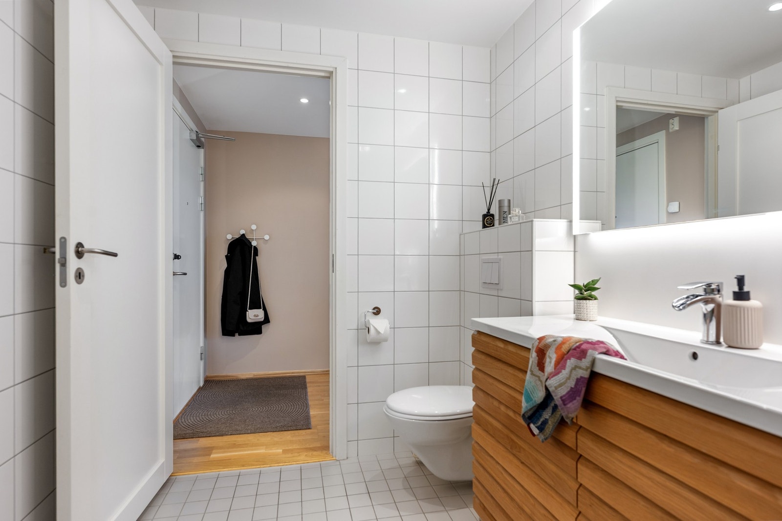 Det er behagelig vannbåren gulvvarme og opplegg for både vaskemaskin og tørketrommel Galleribilde