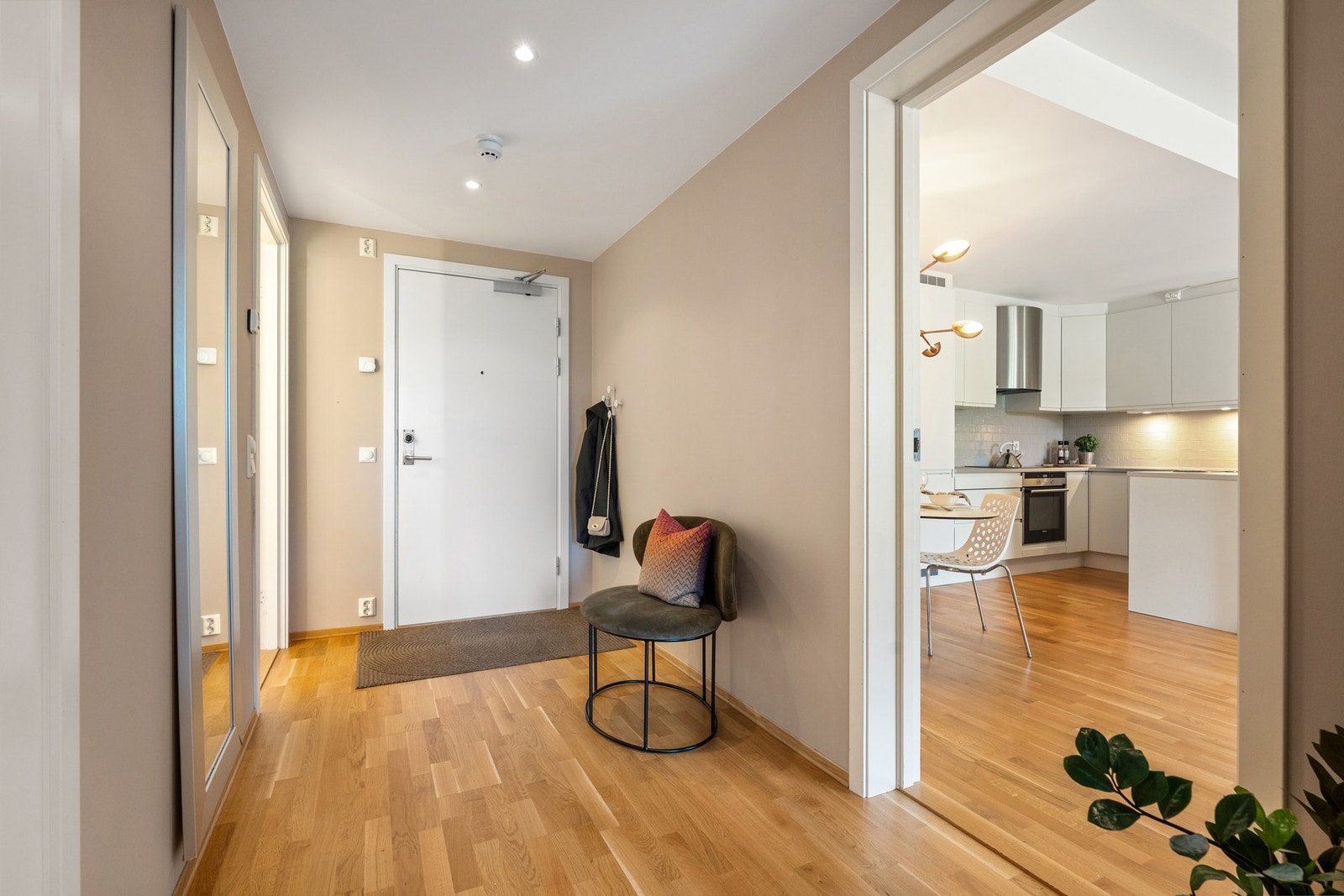 En romslig entré tar det i mot. Det er enkel og trappefri adkomst fra bakkeplan samt heis ned til kjelleretasje Galleribilde