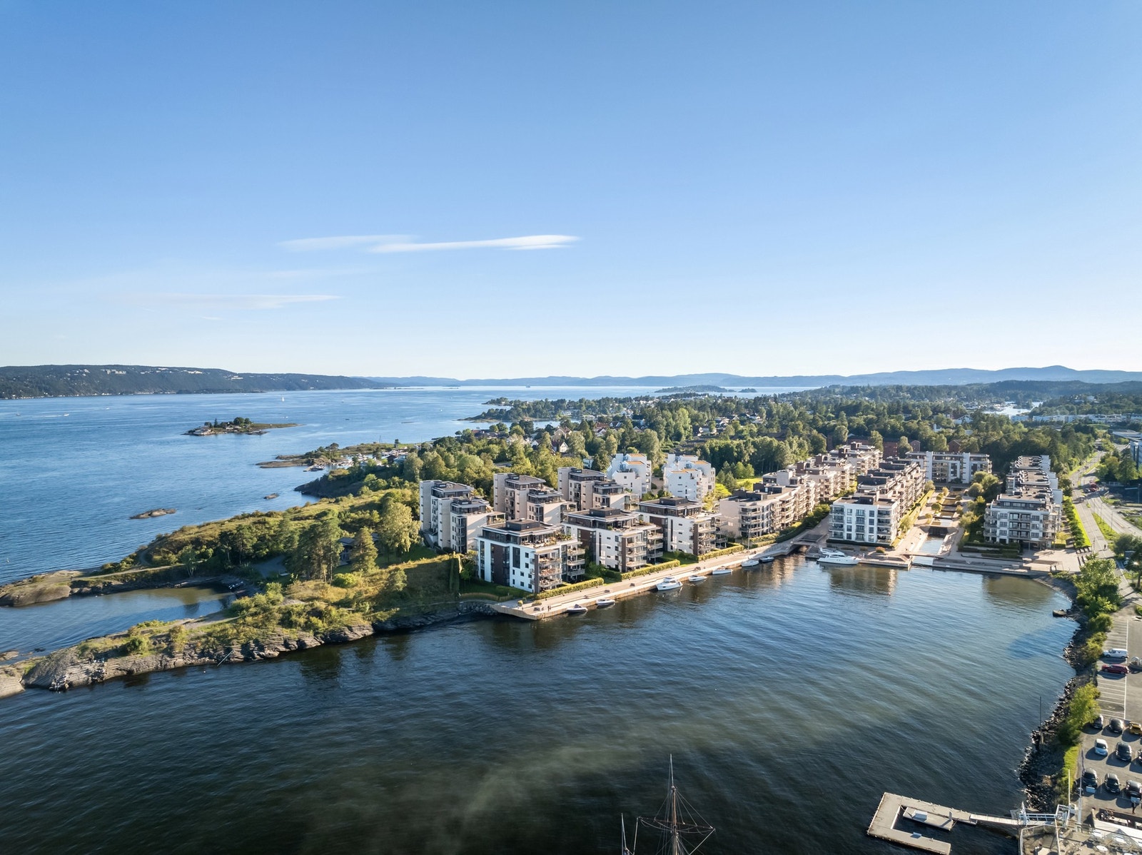 Bo sjønært, med tøffelavstand til brygge, strand og friområder Galleribilde
