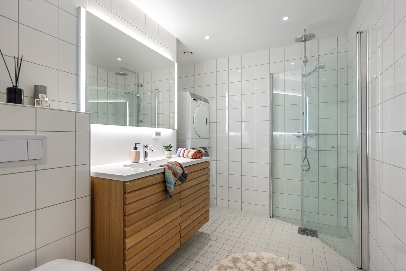 Bad fra byggeår, med nyere innredning og dusjvegger (2023) Galleribilde