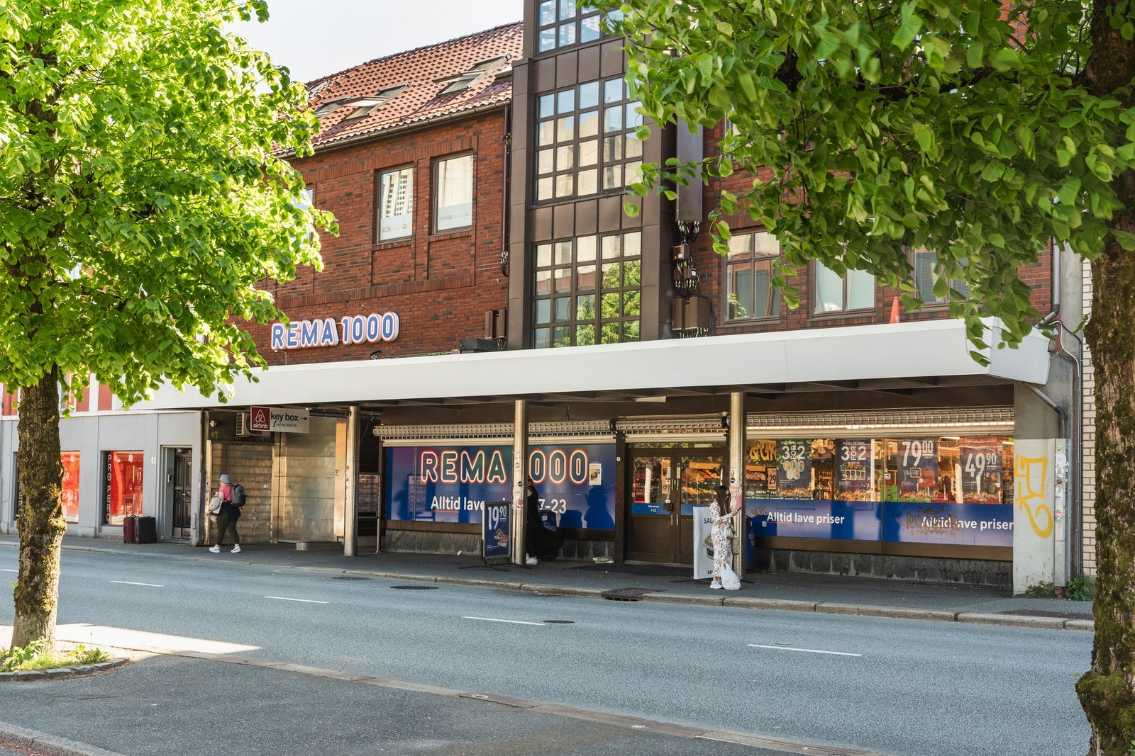 Rema 1000 ligger 3 minutter gange fra leiligheten, en av flere dagligvarer i nærheten Galleribilde