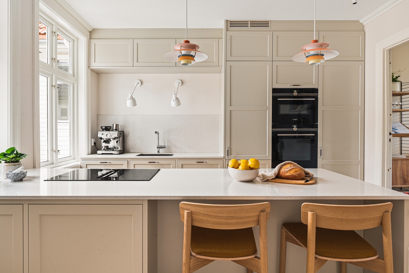 Kjøkkenet ble fullstendig fornyet i 2022 og er levert av Drømmekjøkkenet - et uttrykk for både kvalitet og tidløs design Galleribilde