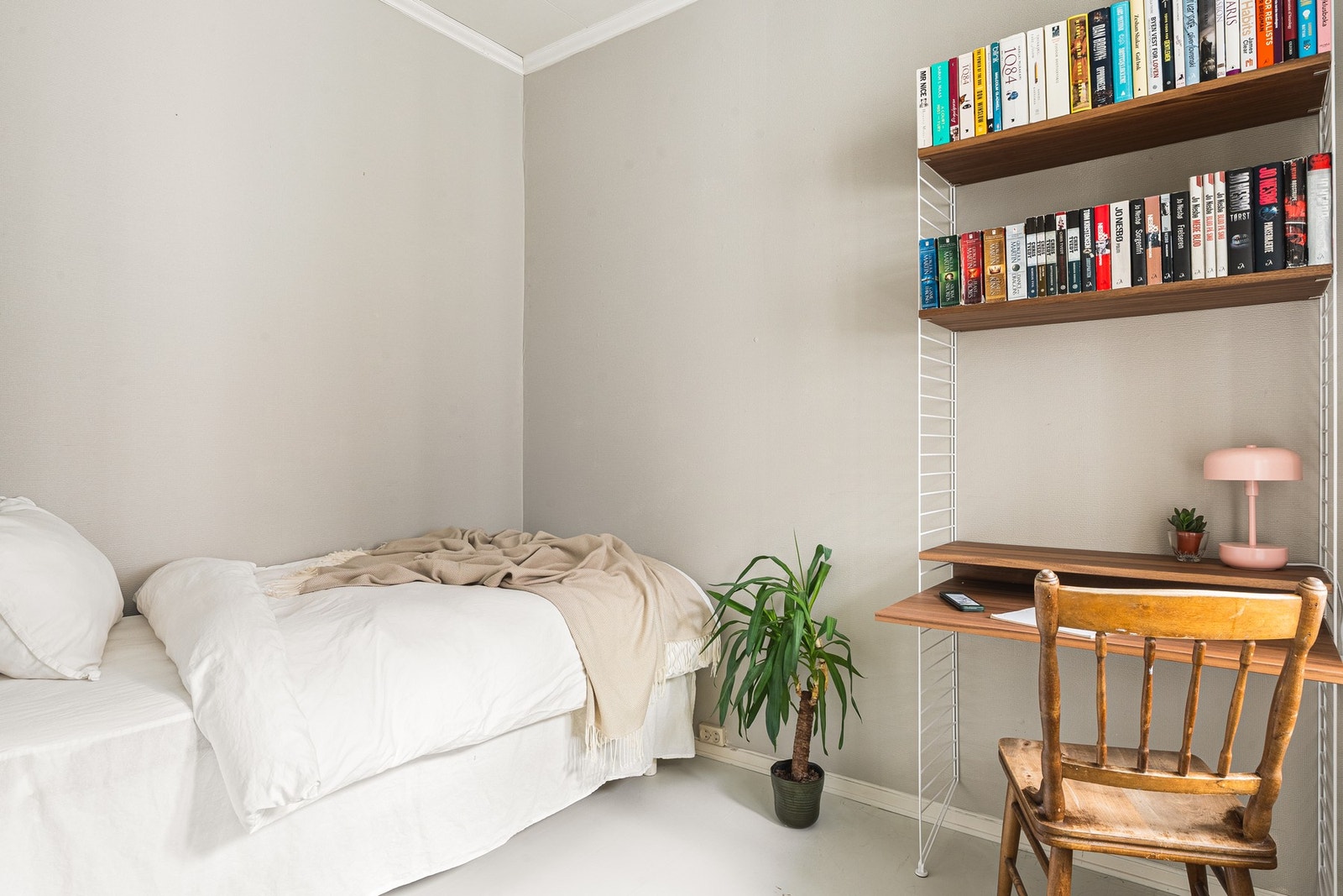 Det andre soverommet er på 5,8 kvm og egner seg godt som barnerom, kontor og gjesterom Galleribilde