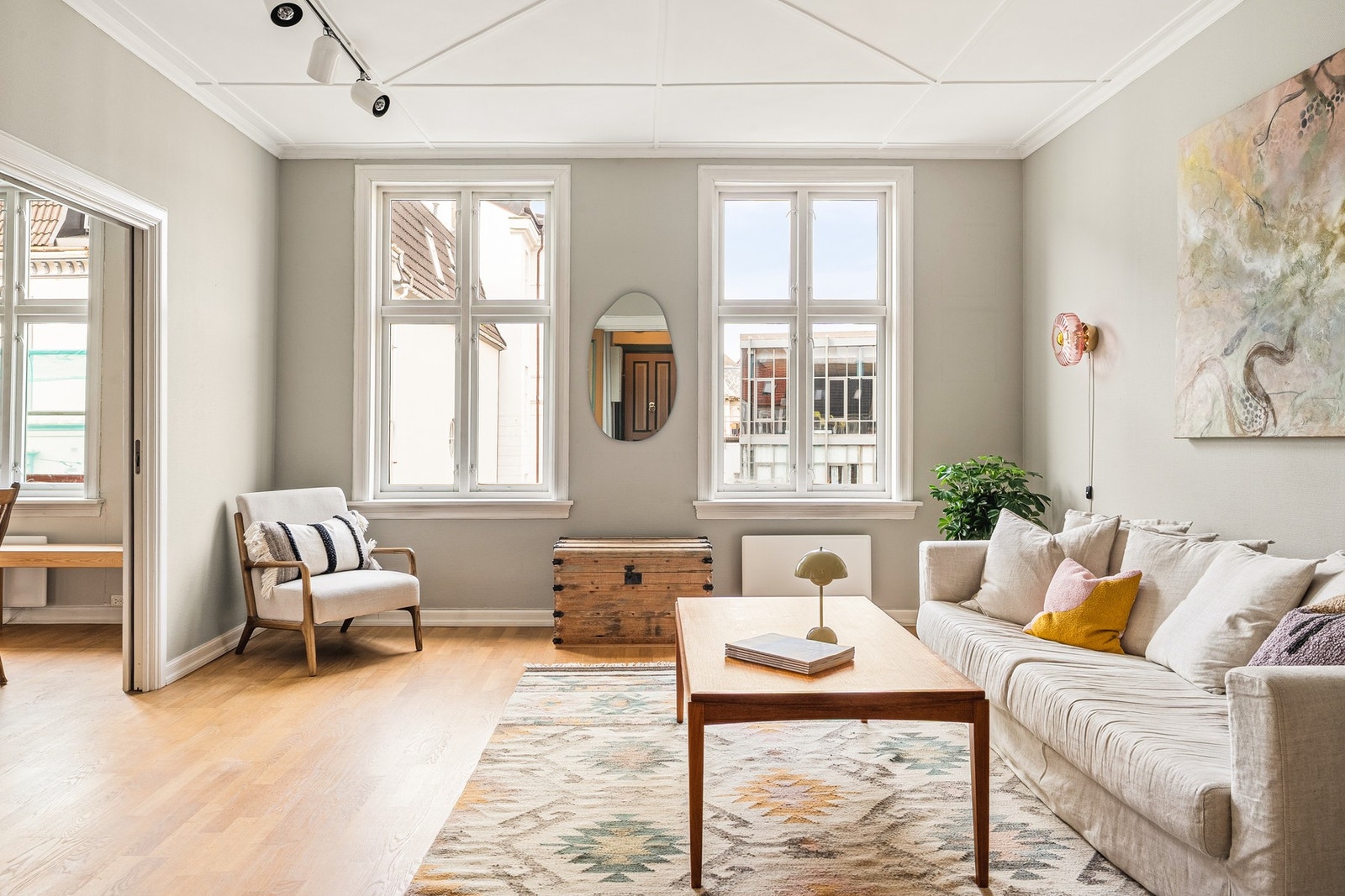 Stuen er et rom som umiddelbart imponerer med store vindusflater, høy takhøyde og en luftig atmosfære. Galleribilde