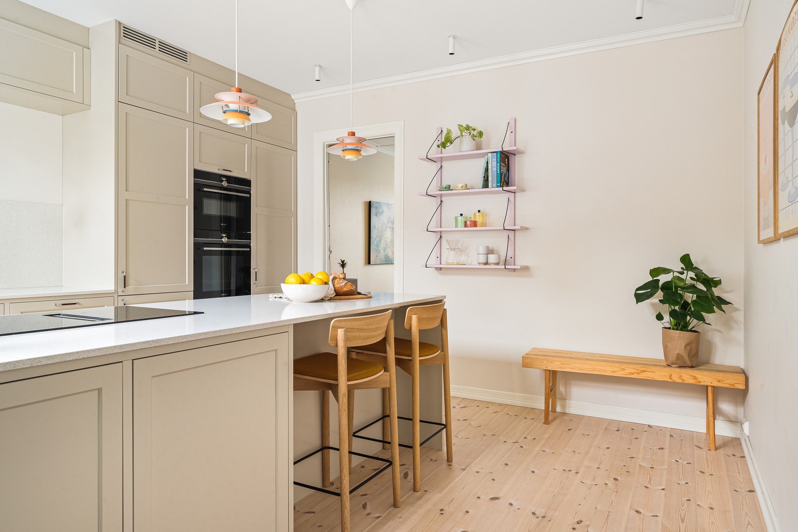 En praktisk halvøy skaper naturlig soneinndeling og gir ekstra benkeplass og oppbevaring. Galleribilde