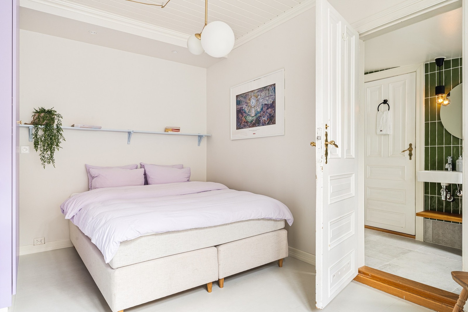 Soverommet har direkte adkomst til hovedbadet. Galleribilde