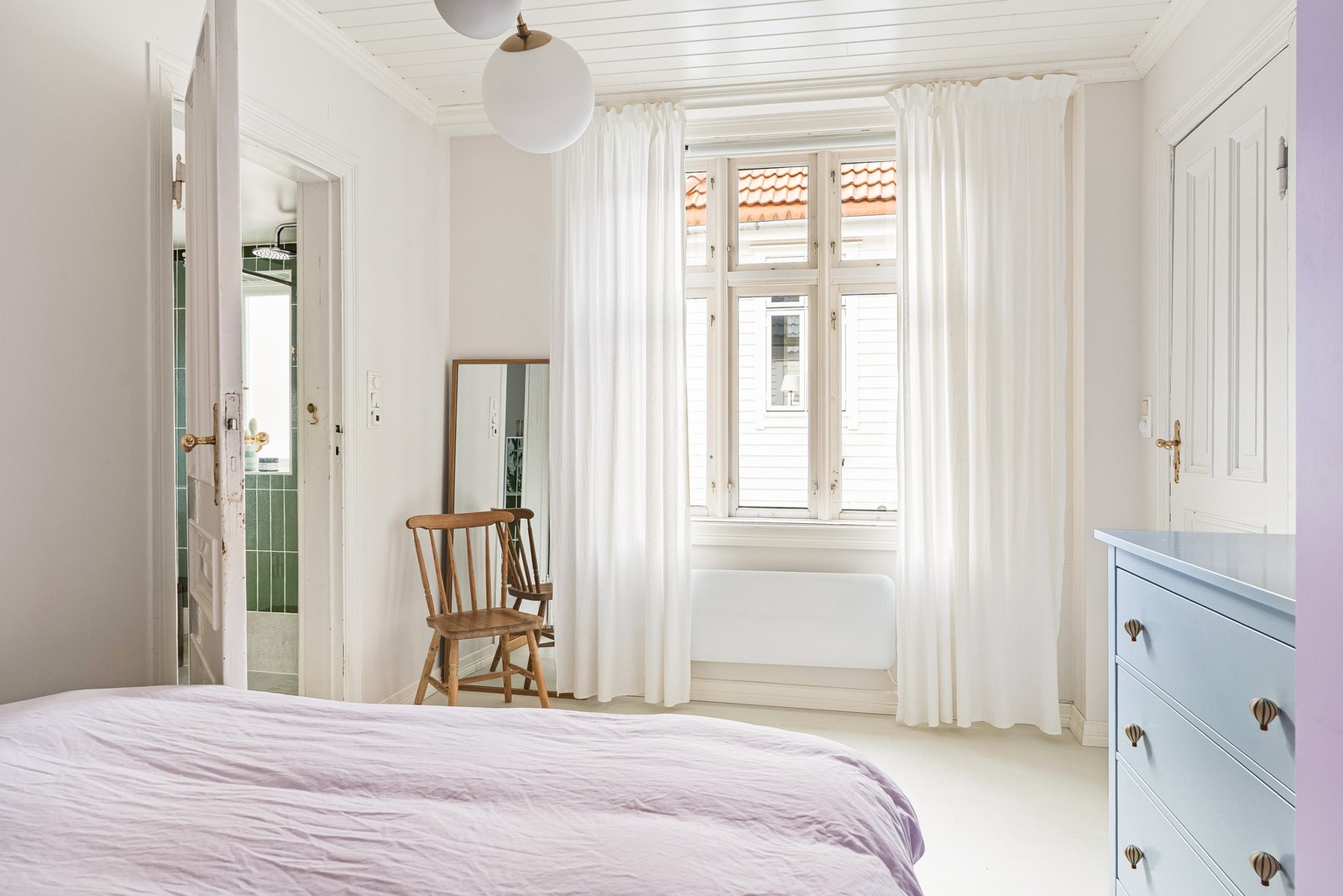 Begge soverom vender inn mot rolig bakgård. Galleribilde