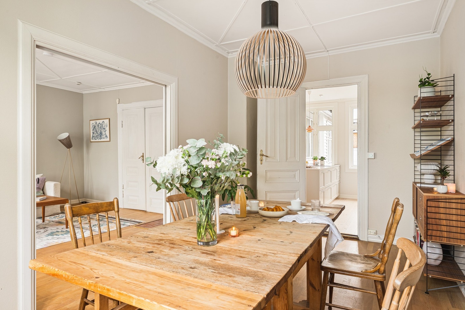 Videre finner du spisestuen som har god plass til et stort spisebord, og innbyr til lange måltider og hyggelige sammenkomster. Galleribilde