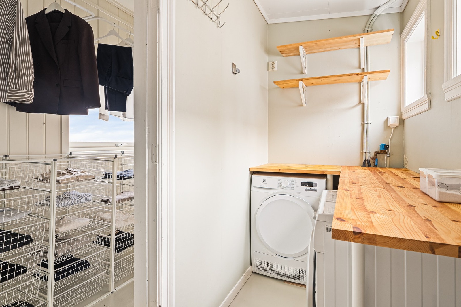 I umiddelbar forlengelse av badet finner du både eget vaskerom med vaskemaskin og tørketrommel (medfølger), og bod som i dag benyttes som walk-in. Galleribilde